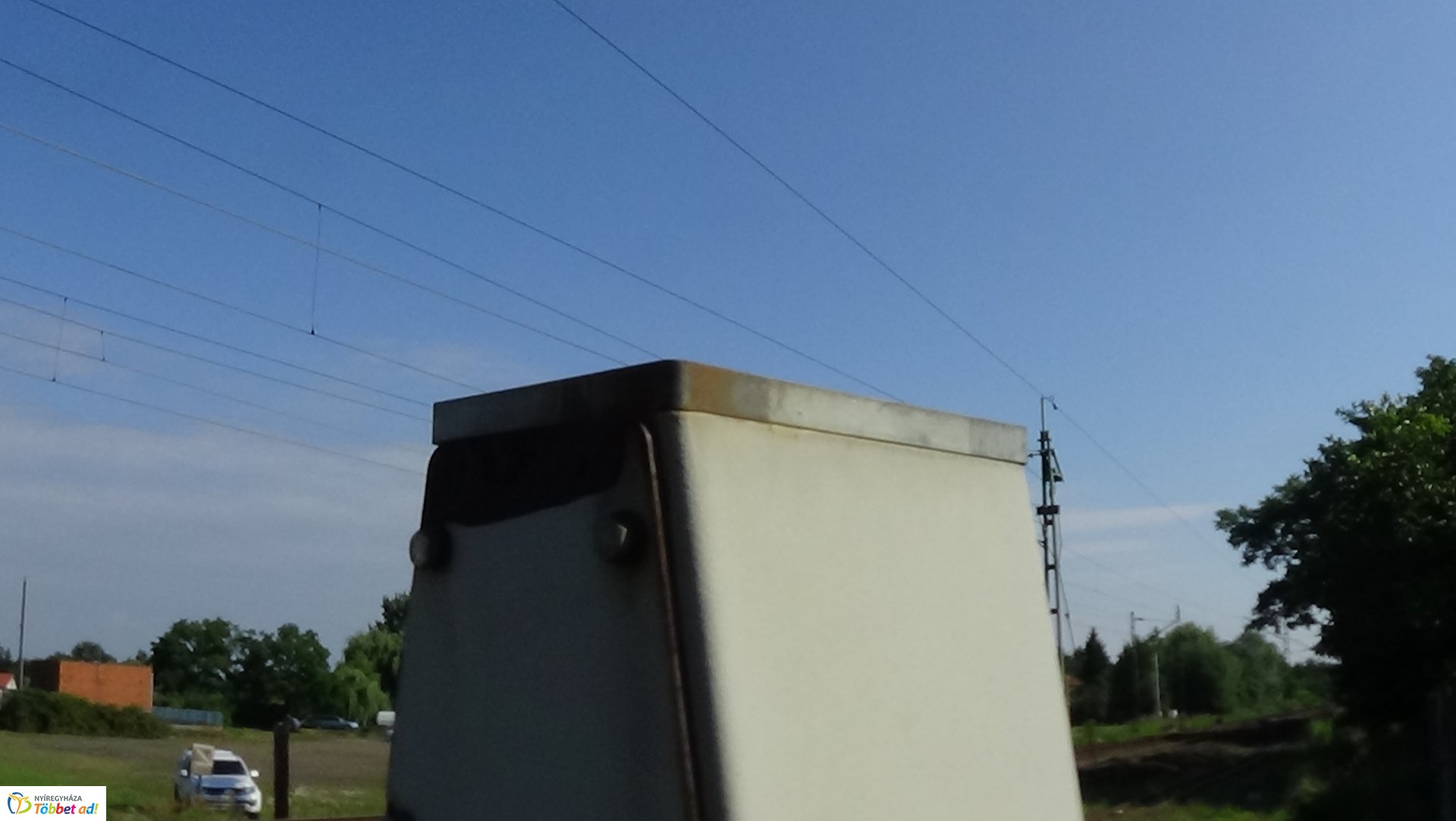 Vasúti csapórudat tört le egy jármű a Tokaji úton