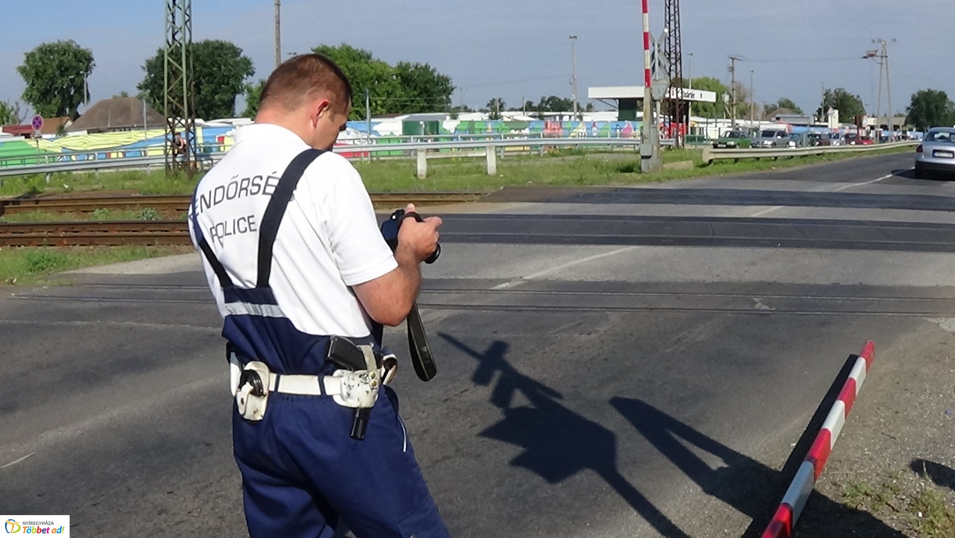 Vasúti csapórudat tört le egy jármű a Tokaji úton