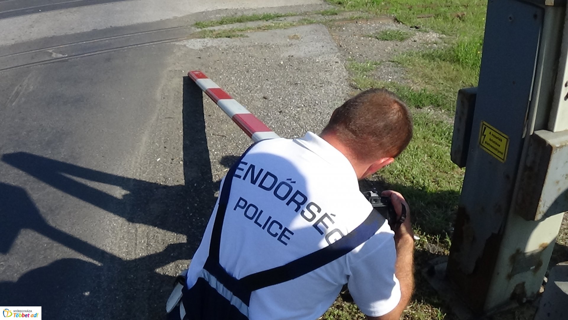 Vasúti csapórudat tört le egy jármű a Tokaji úton