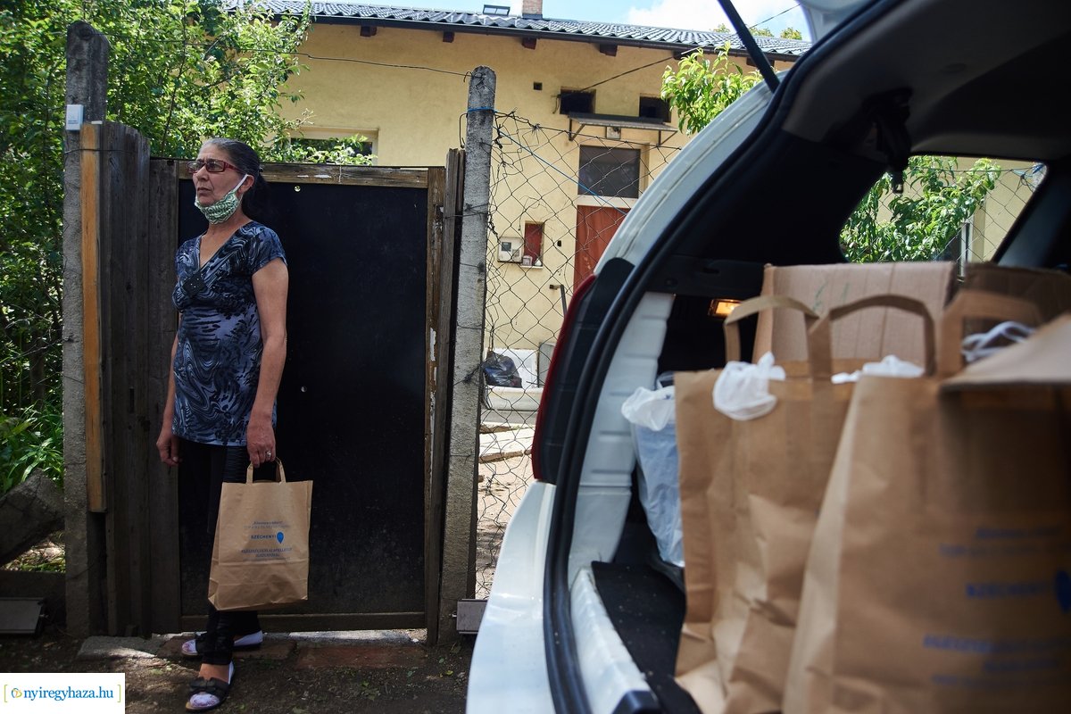 Védőeszköz osztás a Huszár lakótelepen