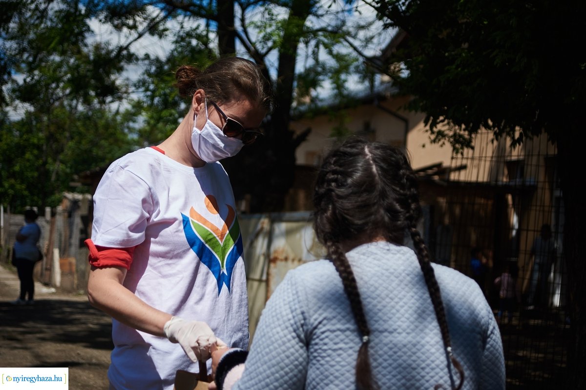 Védőeszköz osztás a Huszár lakótelepen