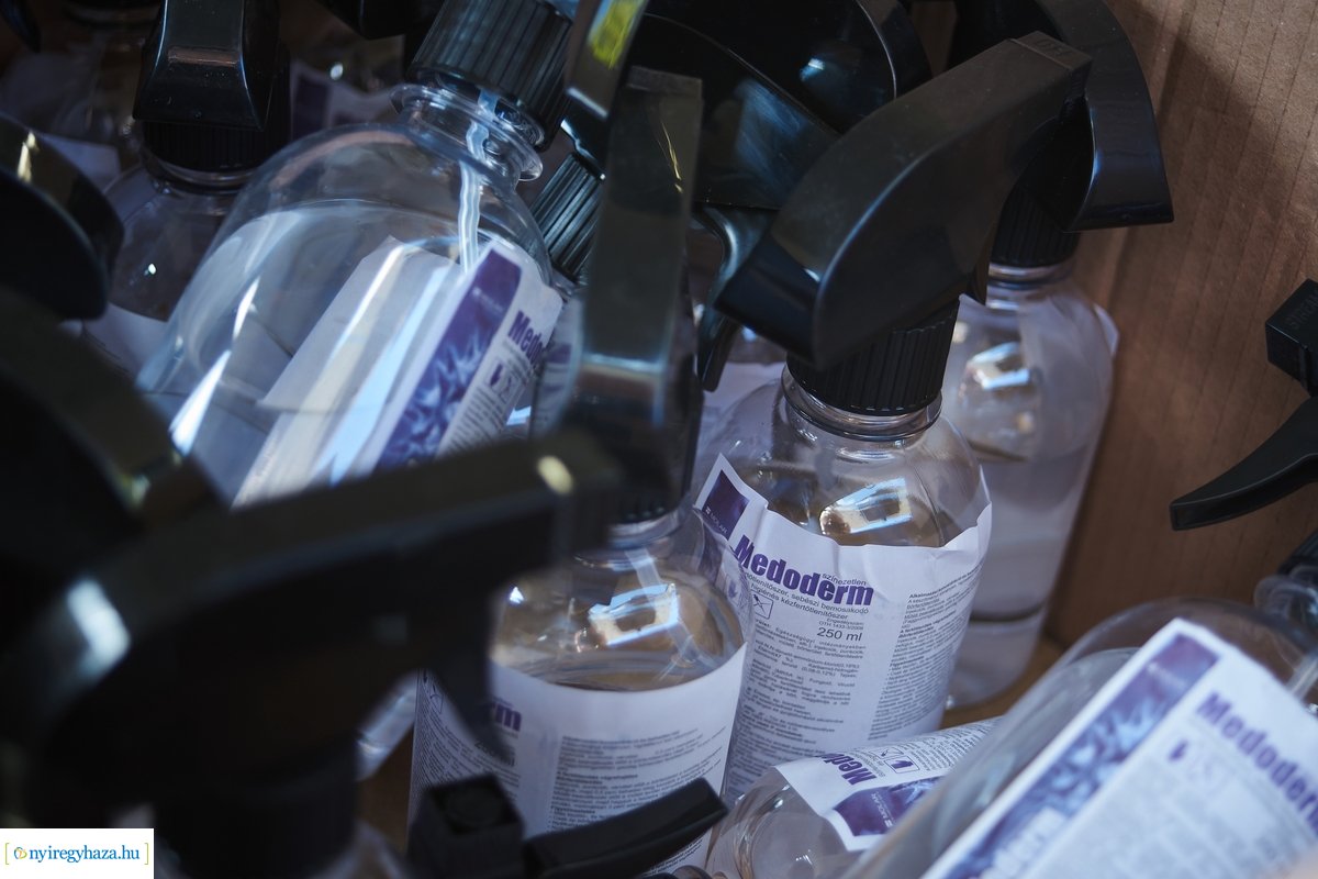 Védőeszköz osztás a Huszár lakótelepen