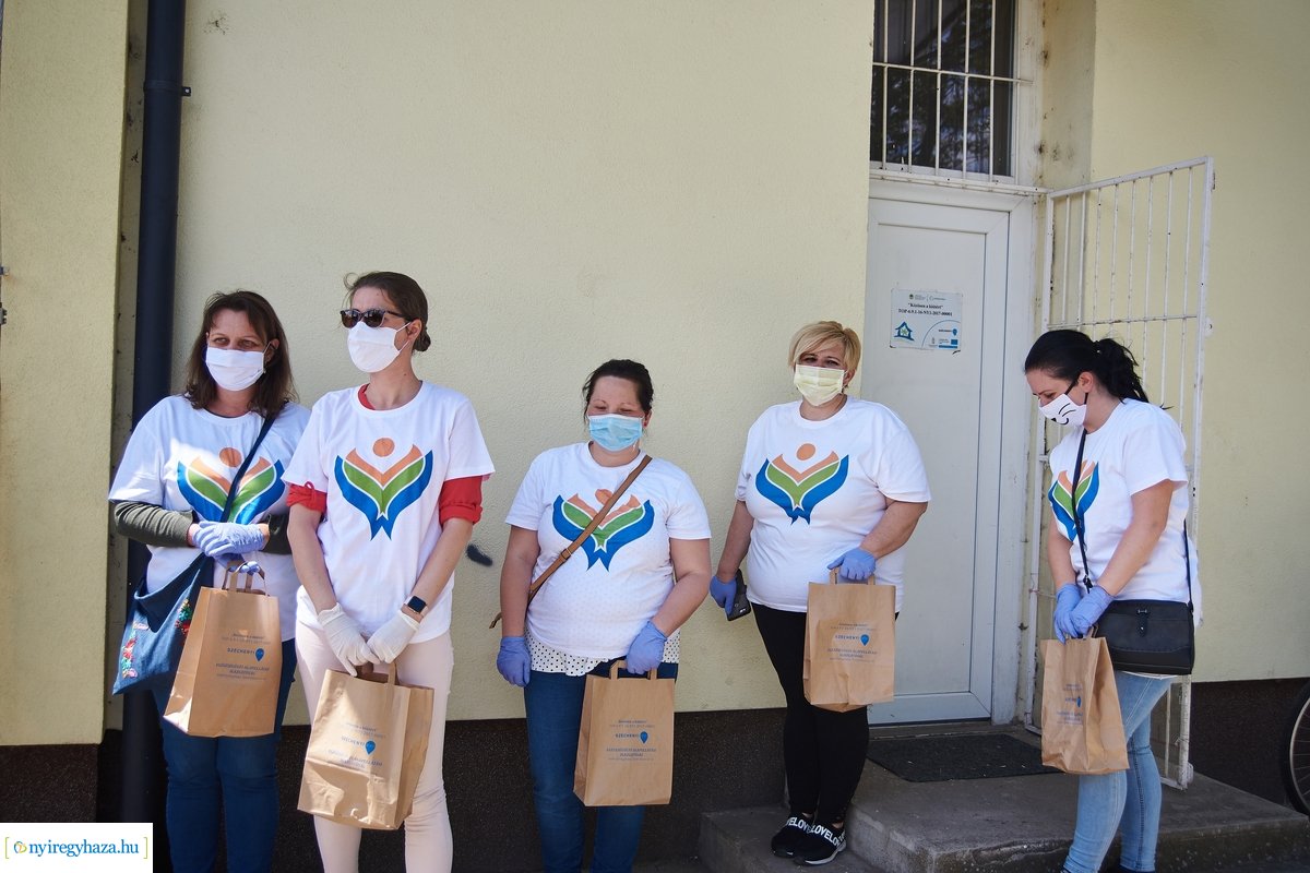 Védőeszköz osztás a Huszár lakótelepen