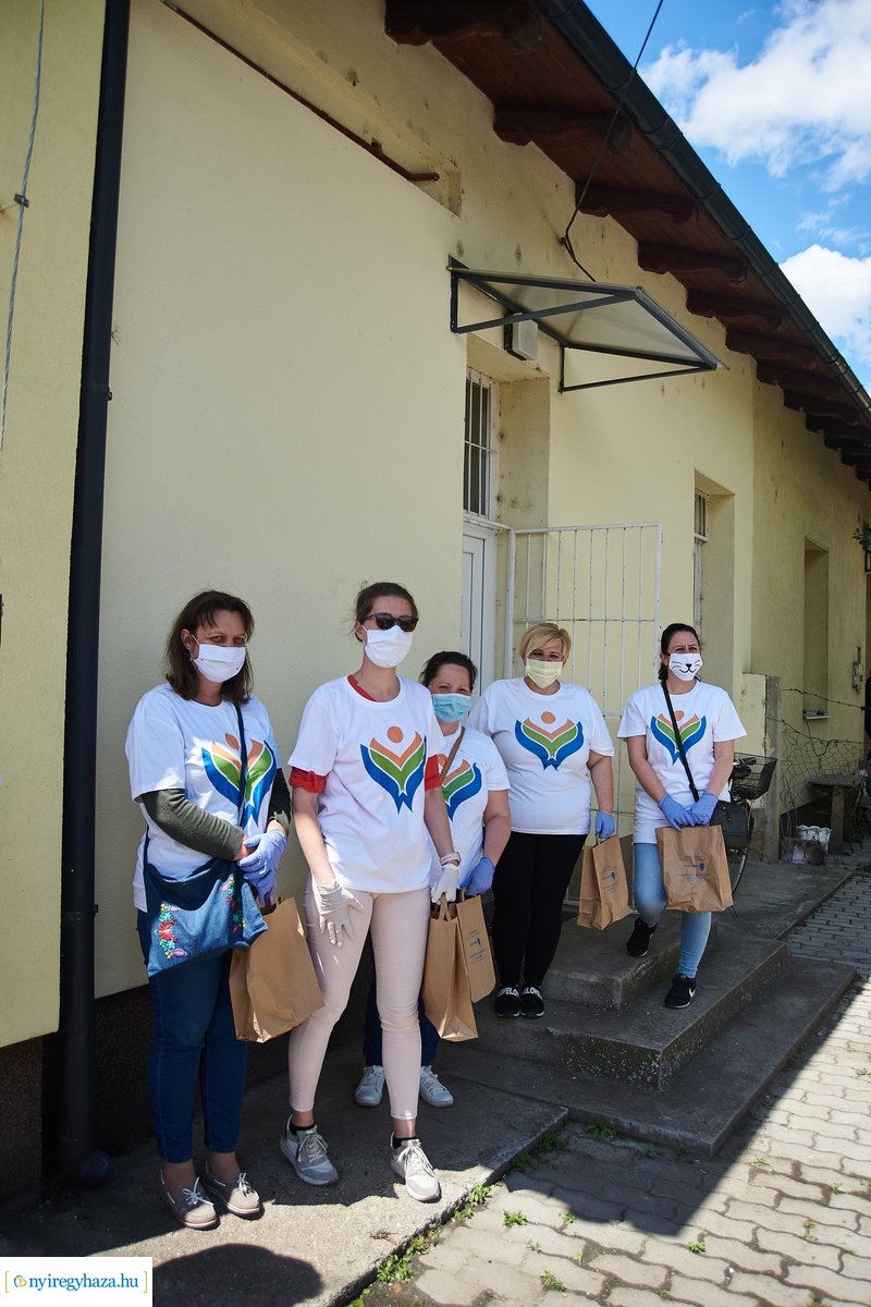 Védőeszköz osztás a Huszár lakótelepen