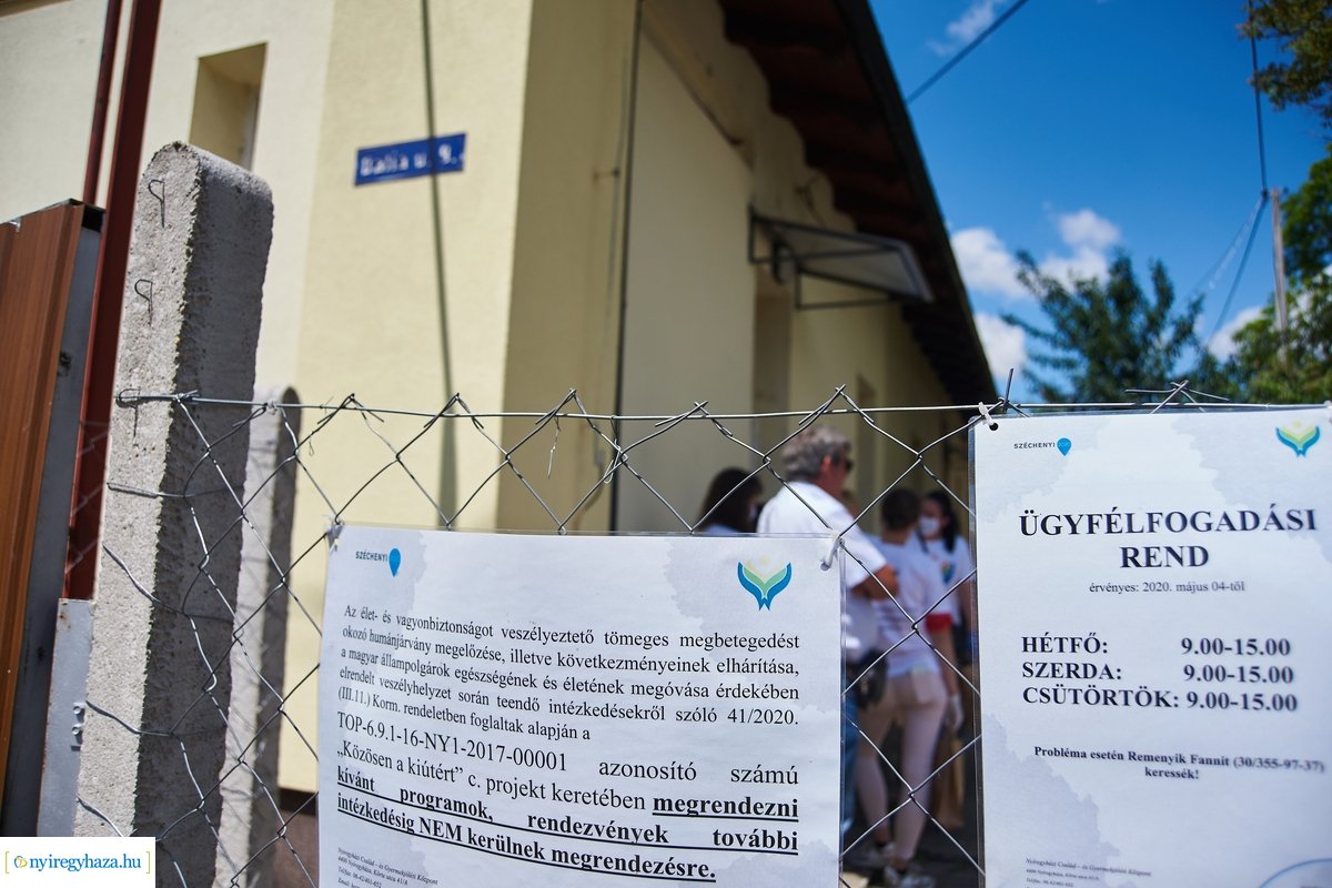 Védőeszköz osztás a Huszár lakótelepen