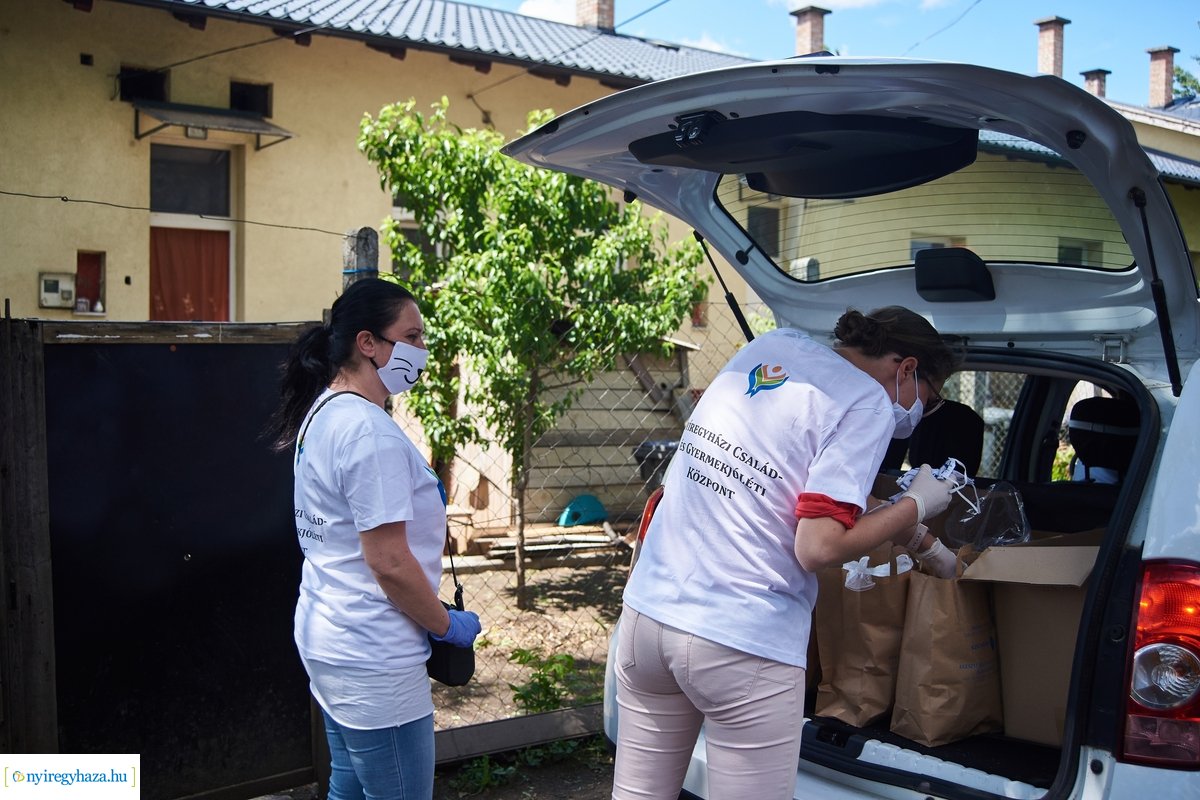 Védőeszköz osztás a Huszár lakótelepen