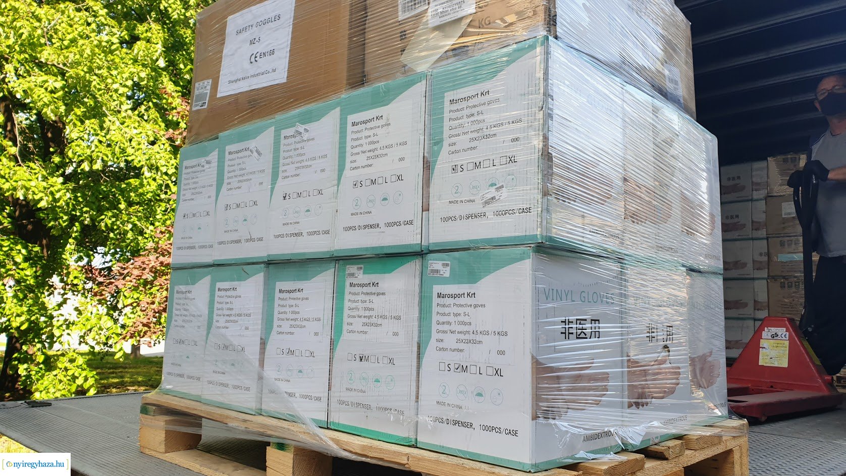 Védőfelszerelések érkeztek a kórházba