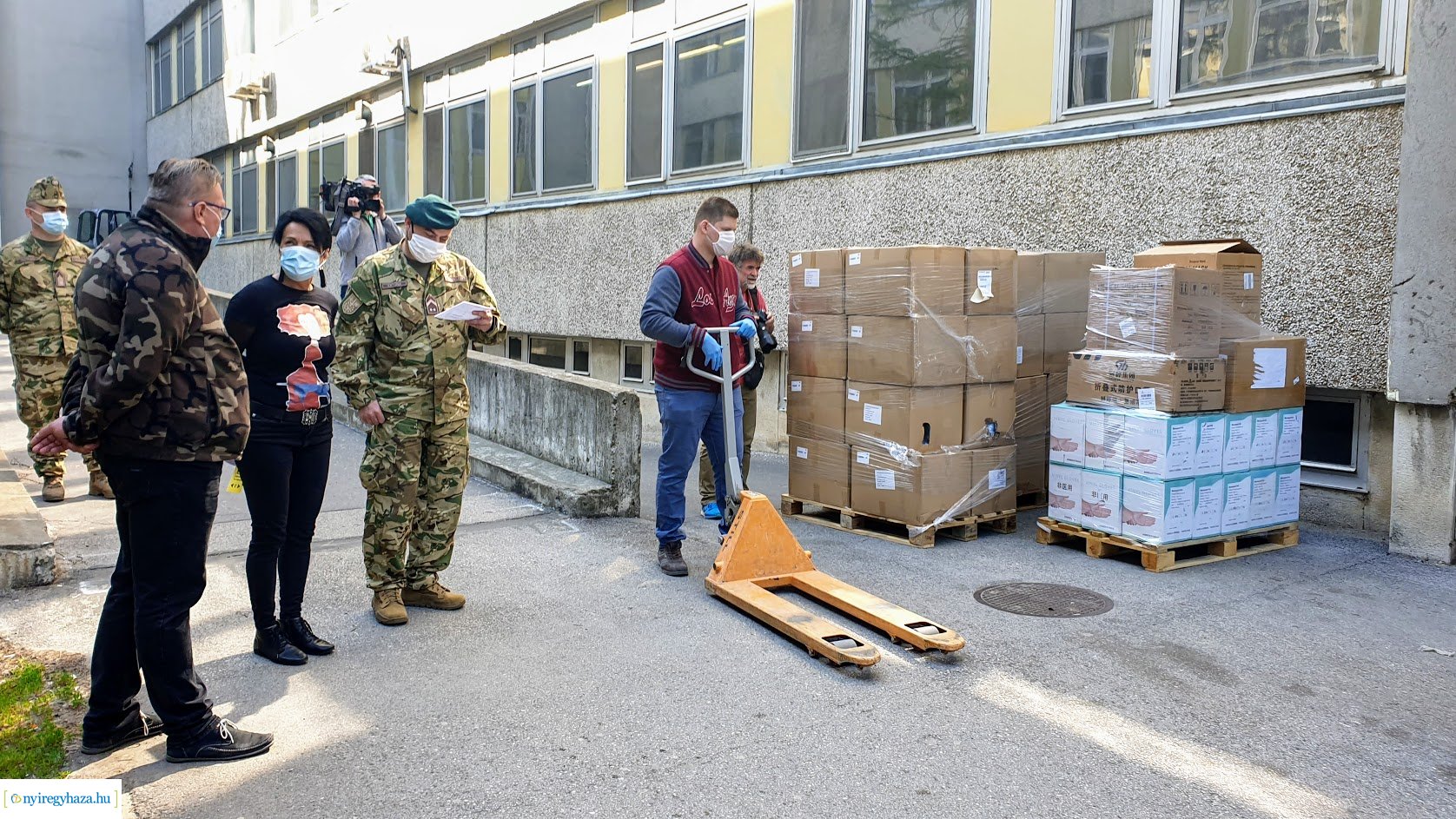 Védőfelszerelések érkeztek a kórházba
