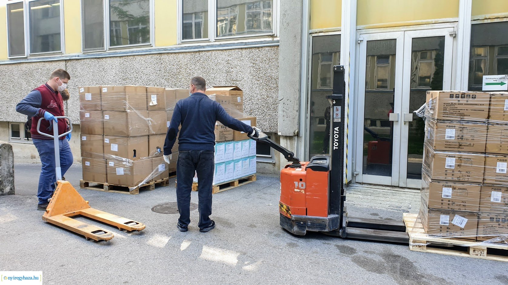 Védőfelszerelések érkeztek a kórházba