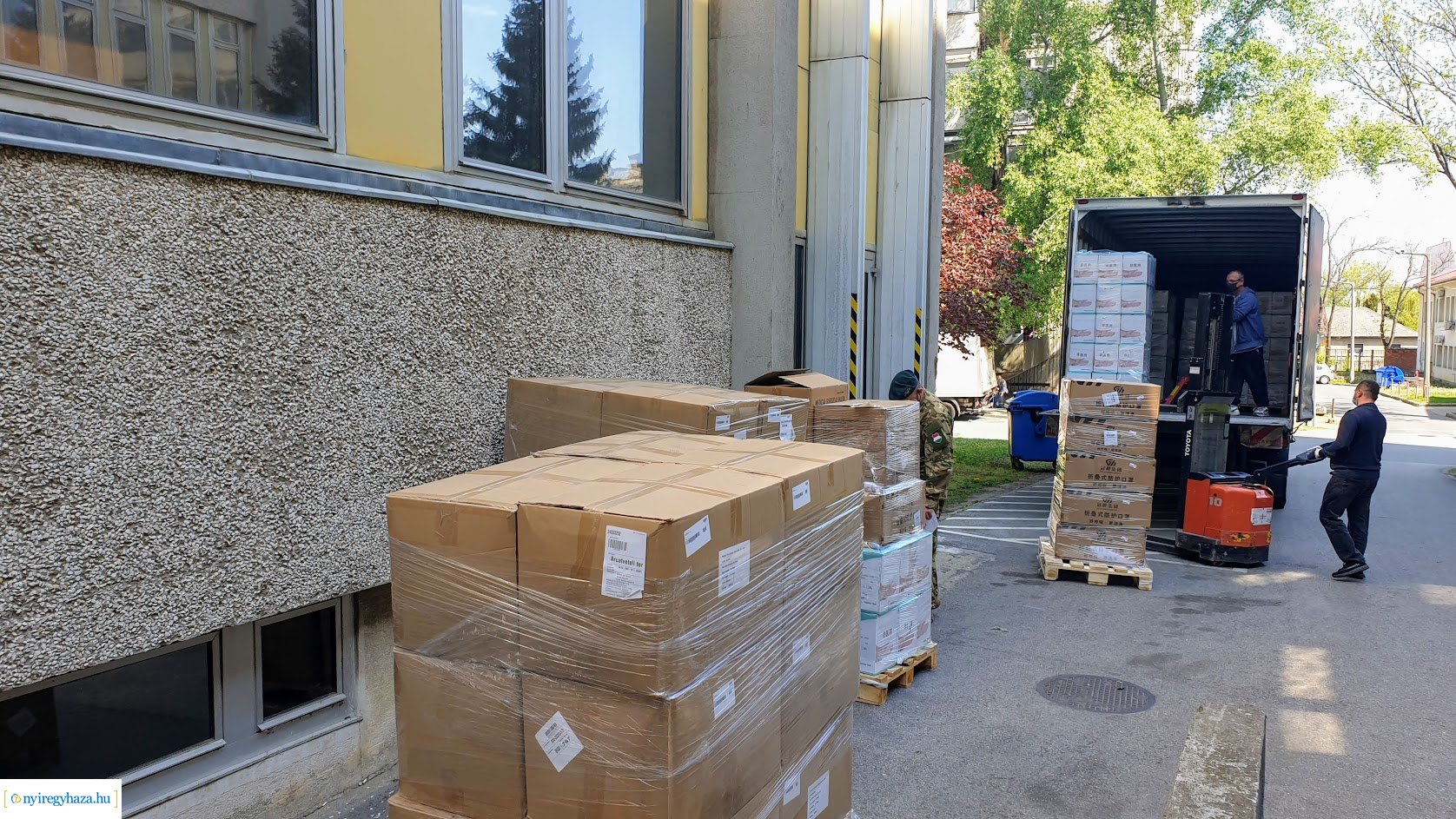 Védőfelszerelések érkeztek a kórházba