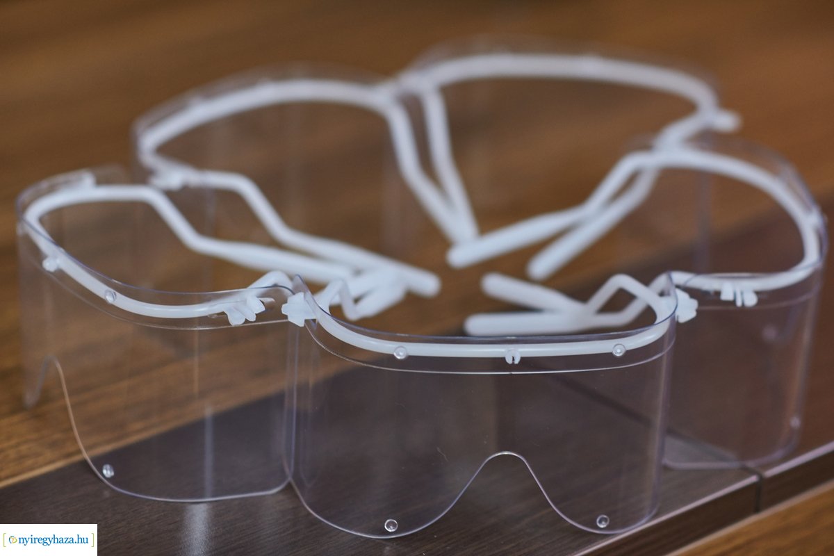 Védőszemüveg a LEGO-tól az önkormányzat részére