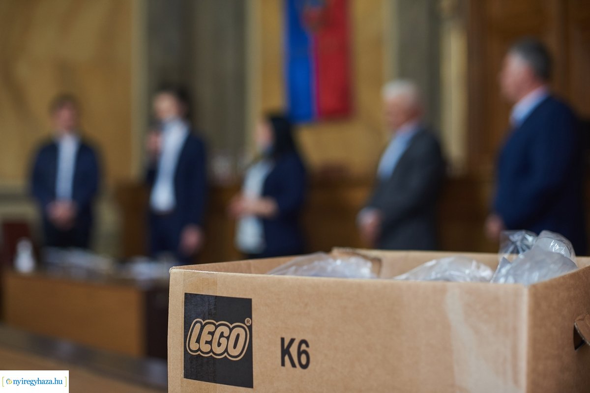 Védőszemüveg a LEGO-tól az önkormányzat részére