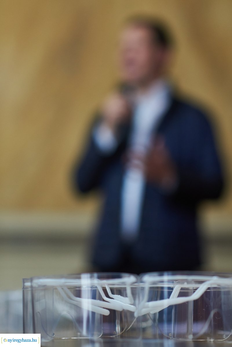 Védőszemüveg a LEGO-tól az önkormányzat részére