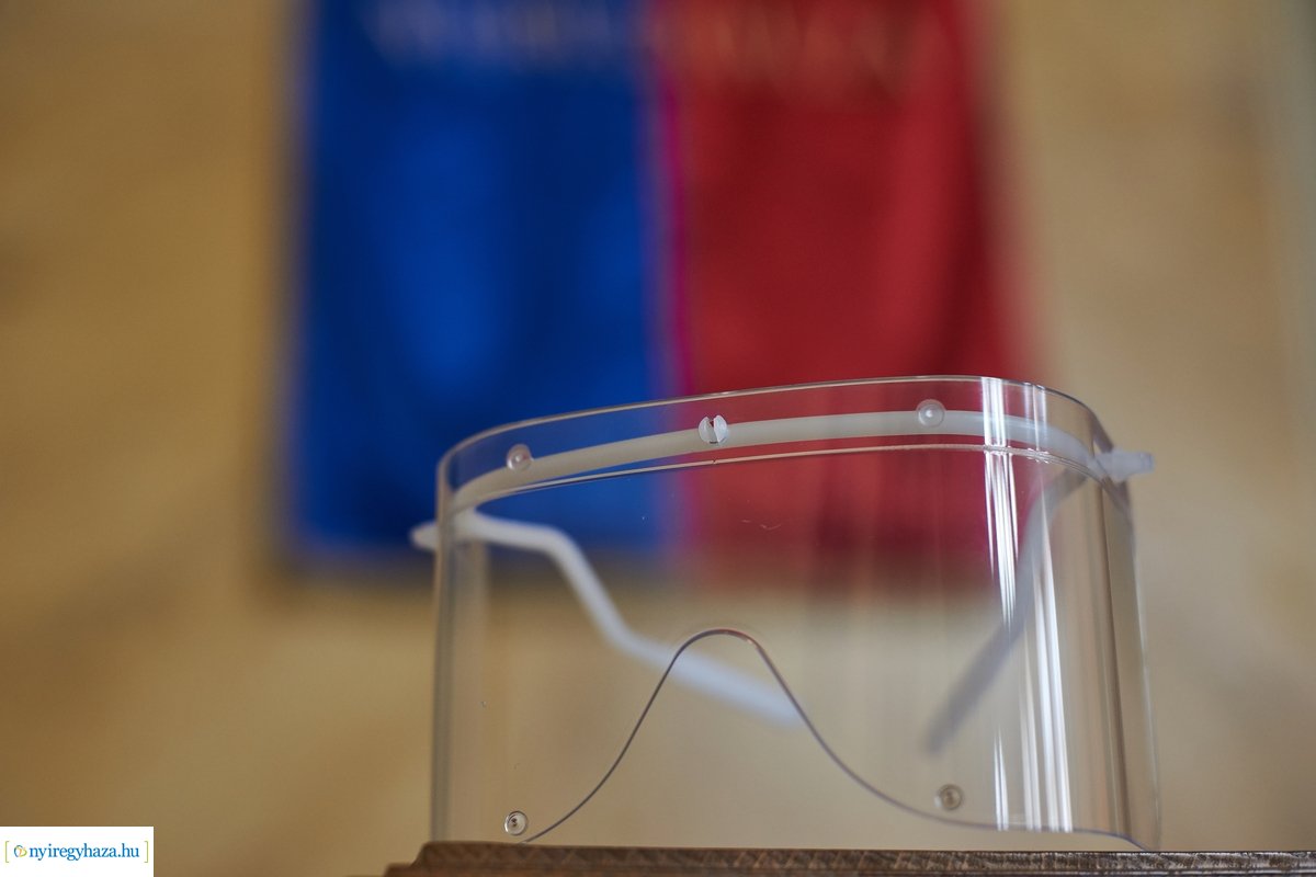 Védőszemüveg a LEGO-tól az önkormányzat részére