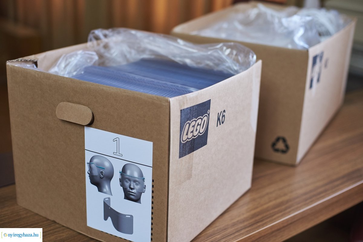 Védőszemüveg a LEGO-tól az önkormányzat részére