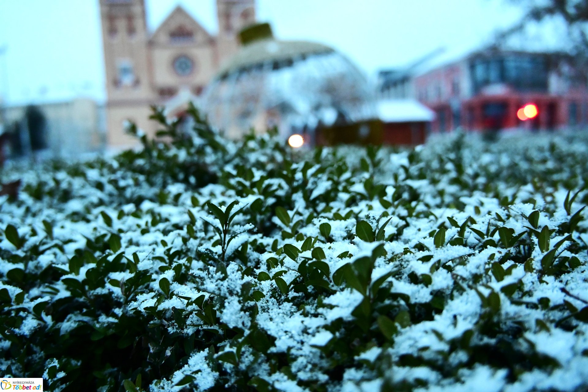 Vékony hólepelre ébredt a város