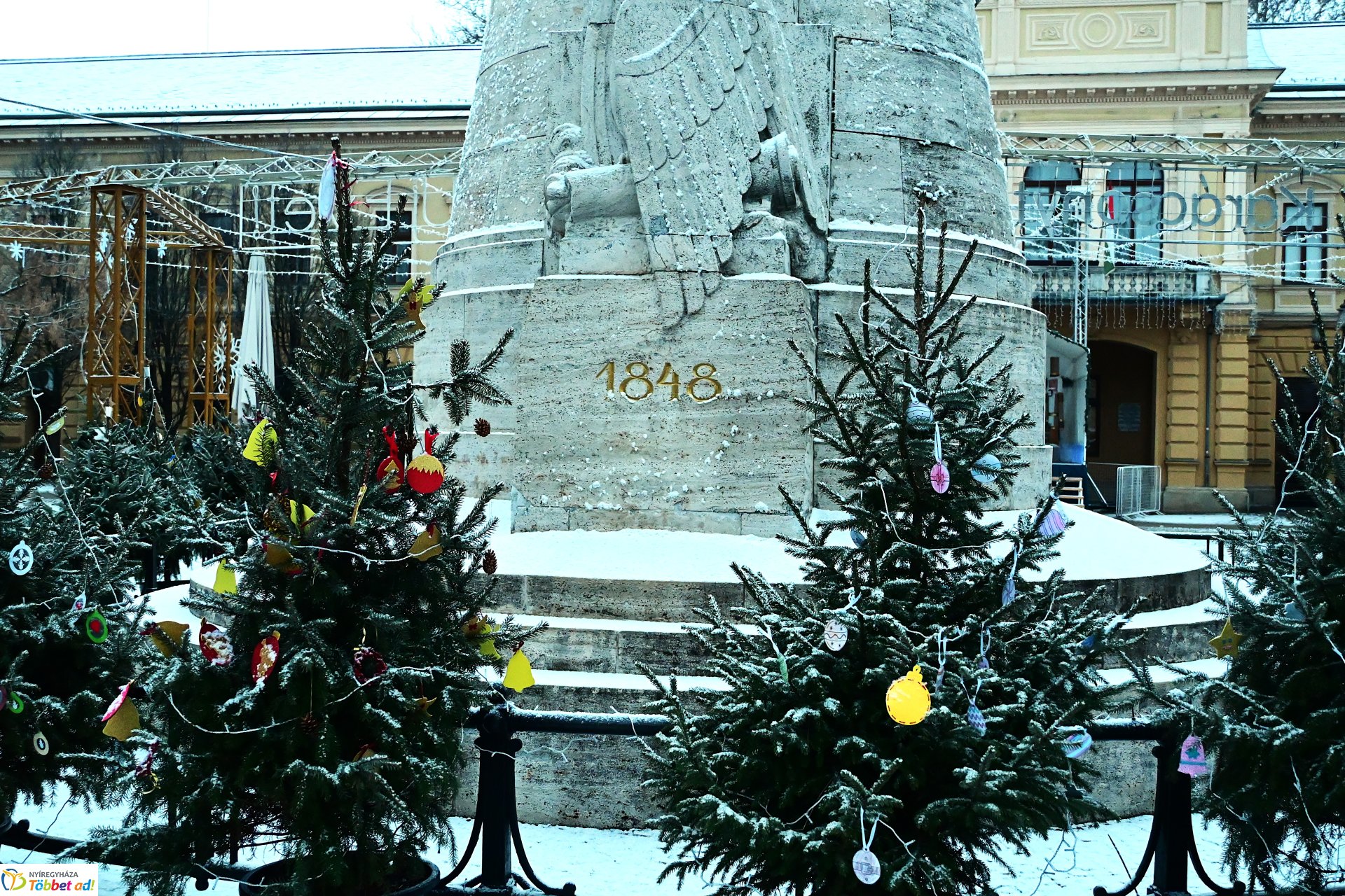 Vékony hólepelre ébredt a város