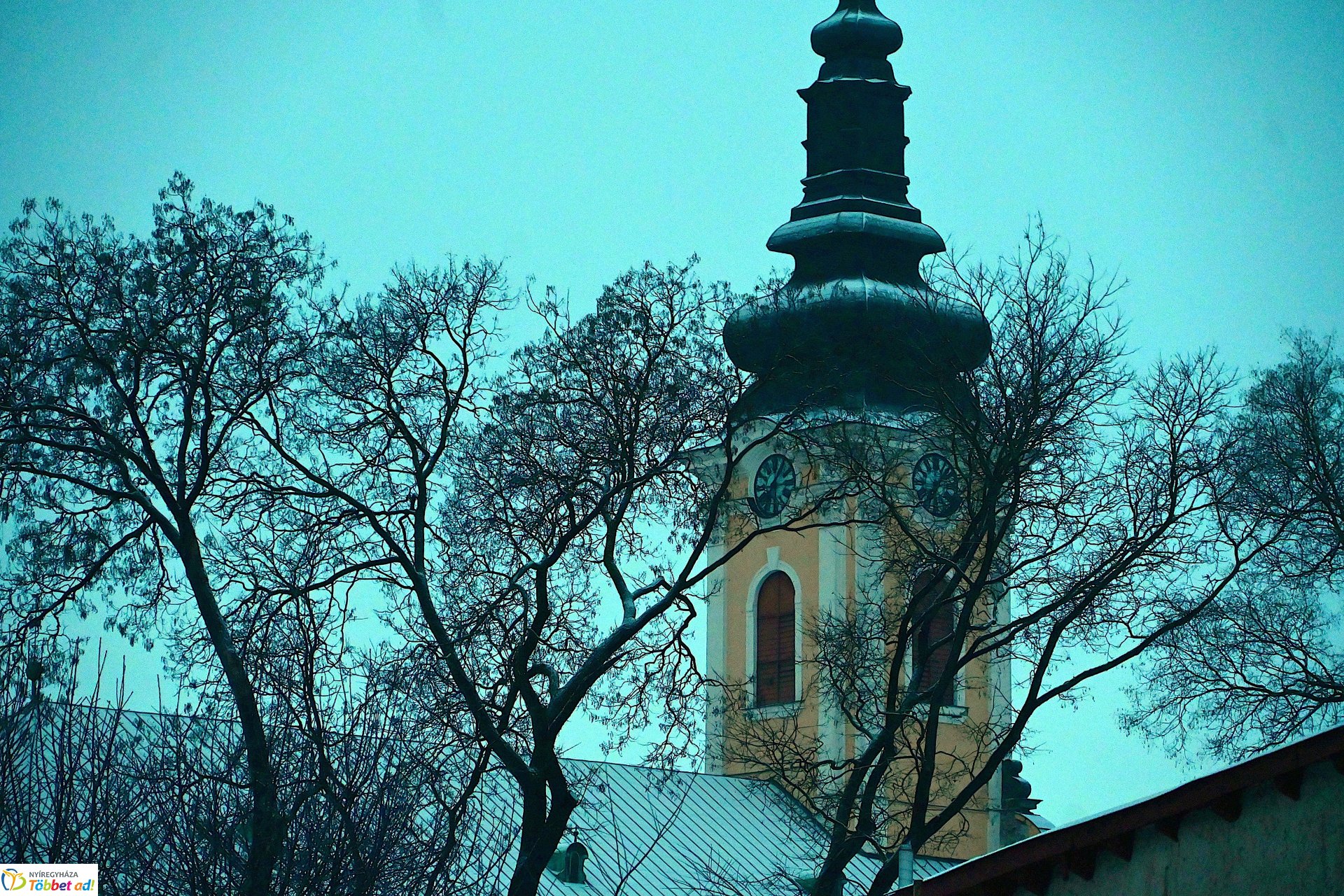 Vékony hólepelre ébredt a város