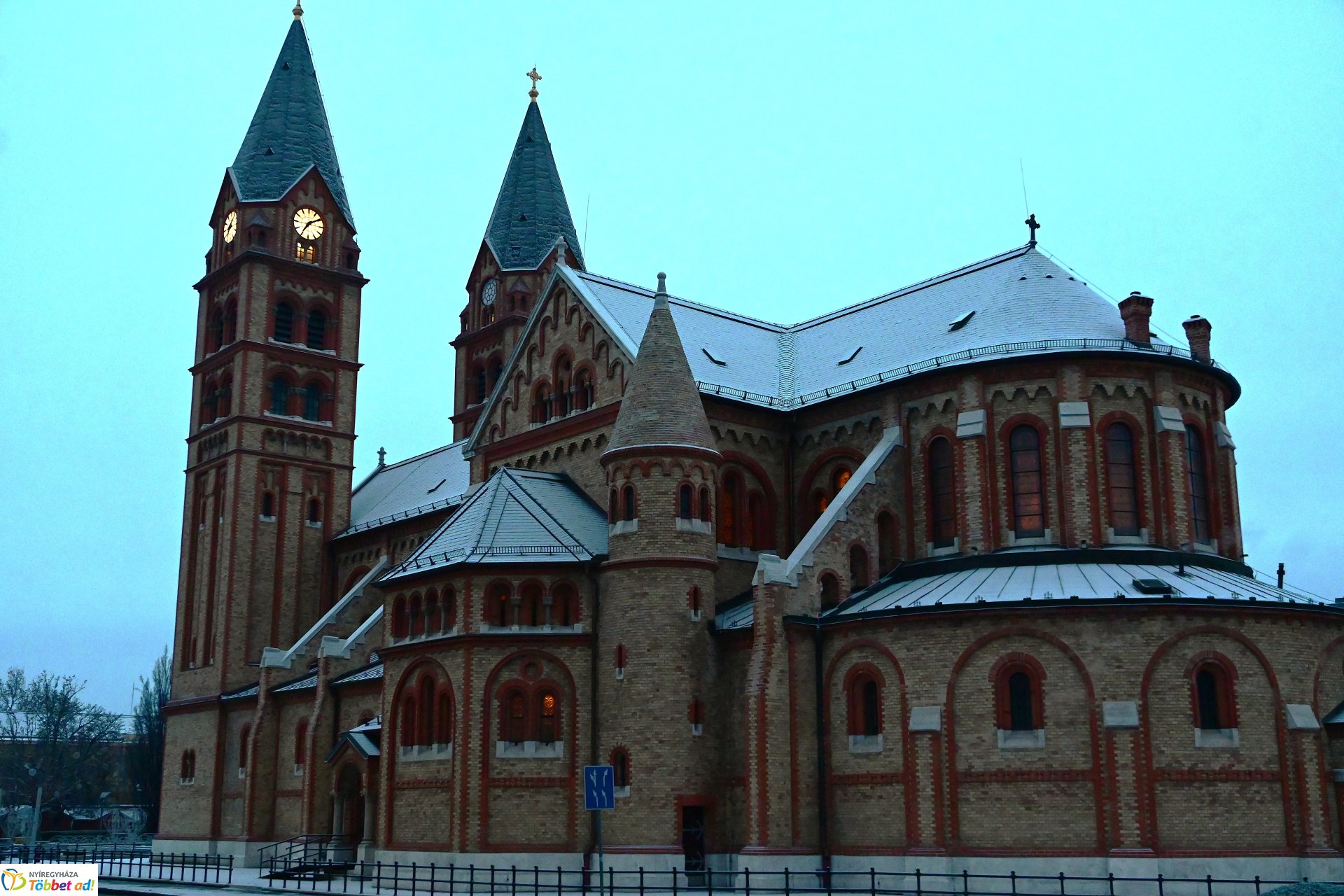 Vékony hólepelre ébredt a város