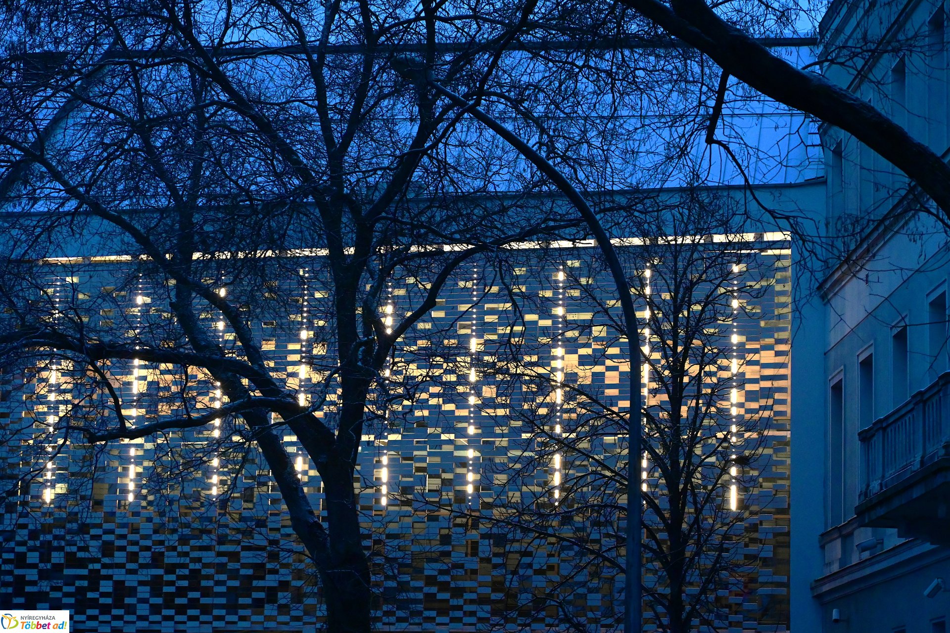 Vékony hólepelre ébredt a város