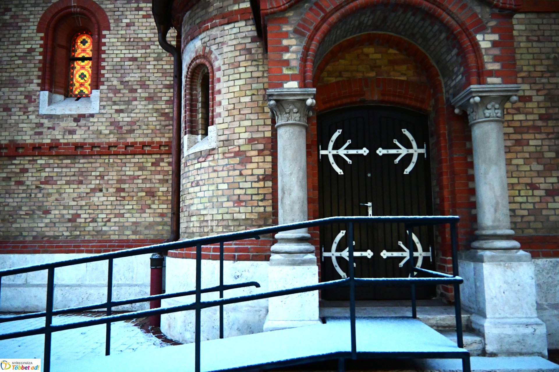 Vékony hólepelre ébredt a város