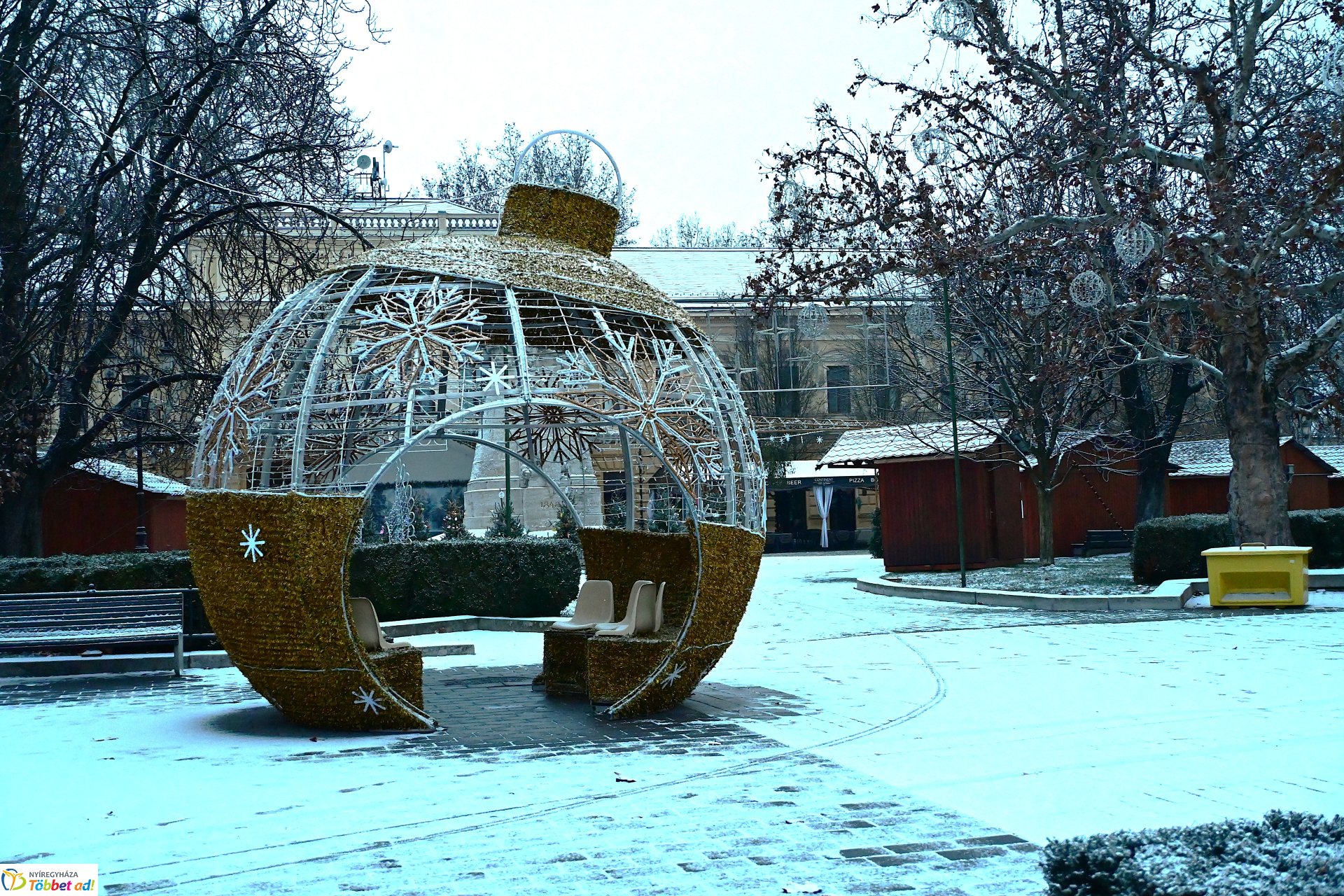 Vékony hólepelre ébredt a város