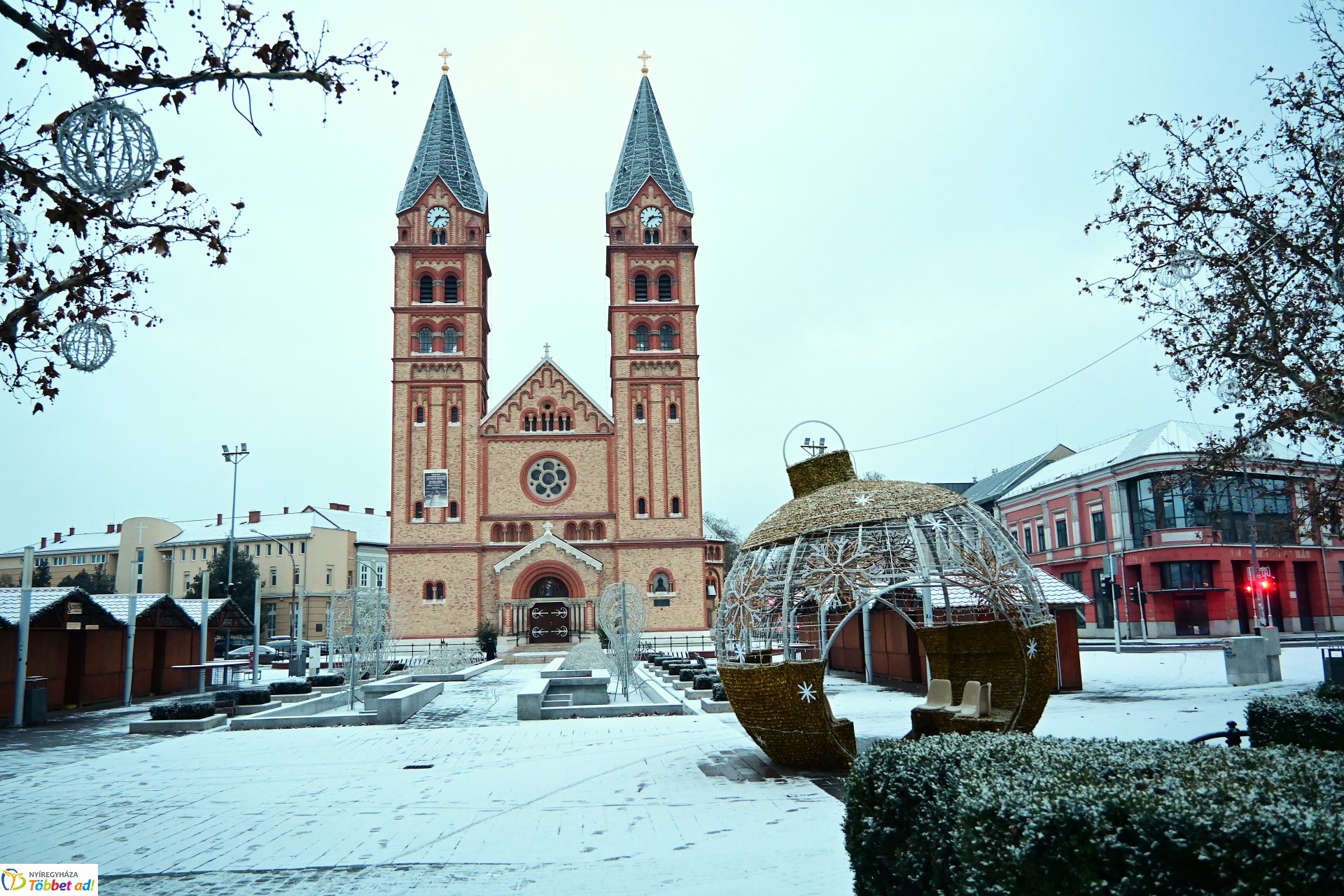 Vékony hólepelre ébredt a város