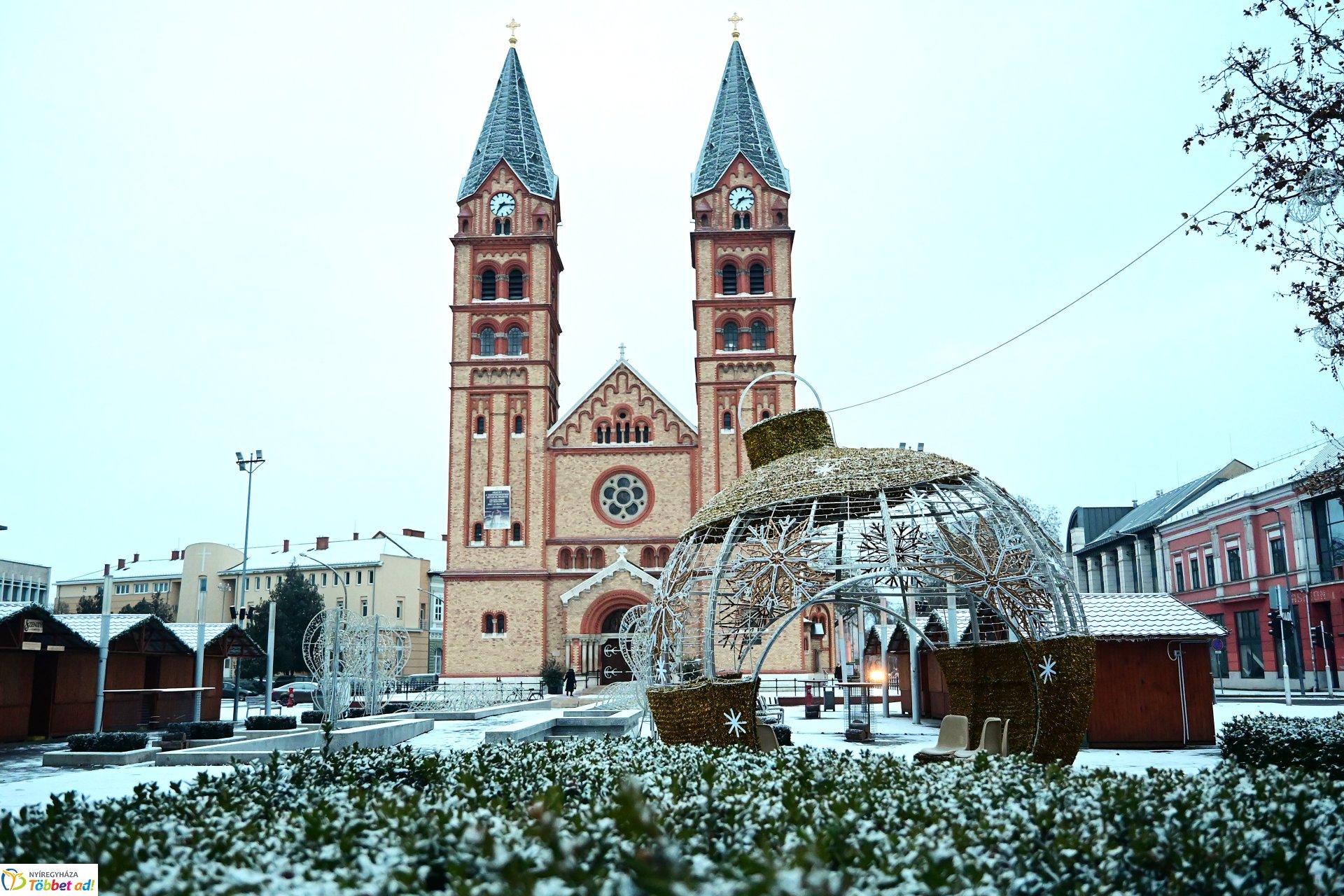 Vékony hólepelre ébredt a város