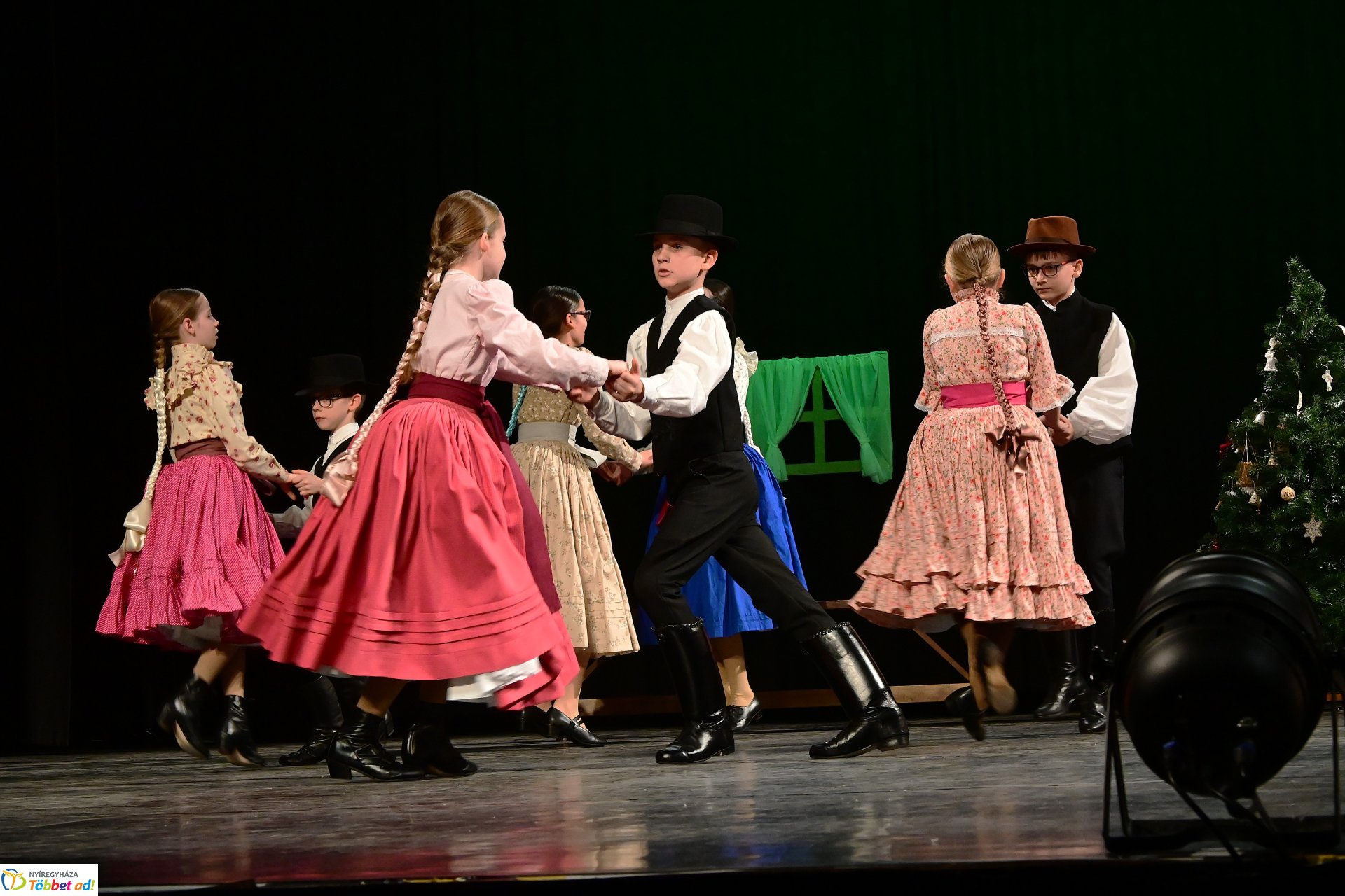 Velünk kerek az év - a Szabolcs Néptáncegyüttes karácsonyi gálaműsora