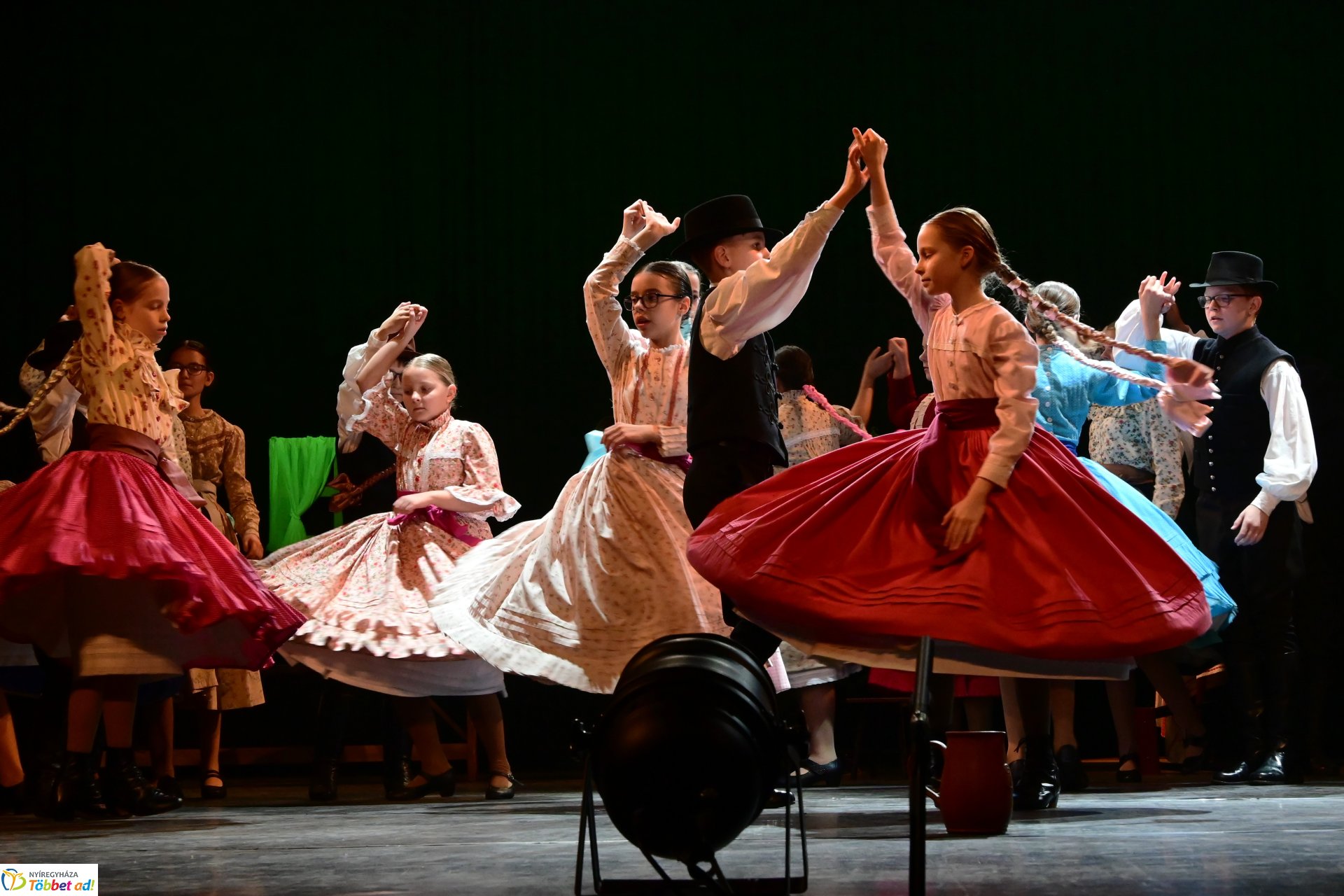 Velünk kerek az év - a Szabolcs Néptáncegyüttes karácsonyi gálaműsora