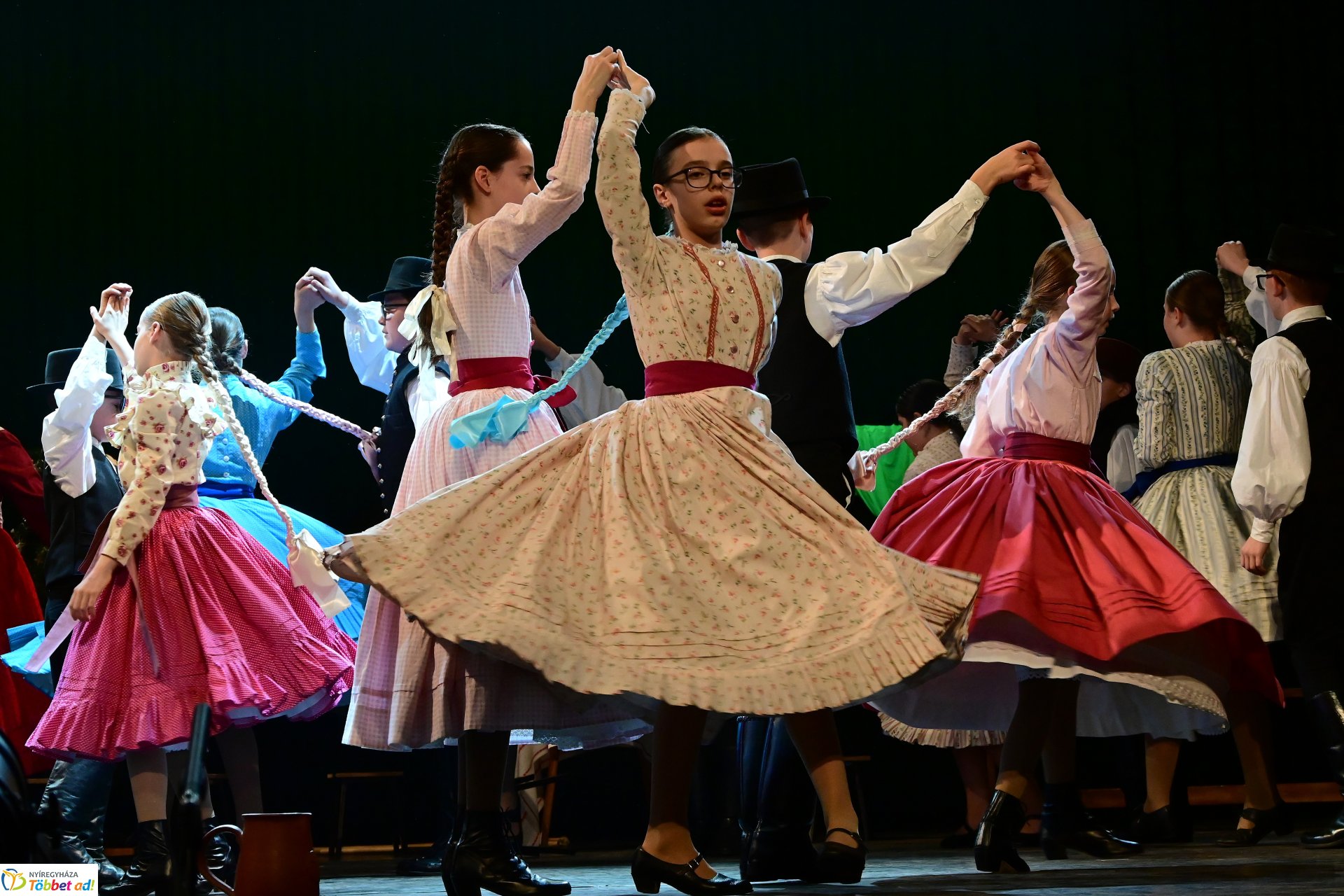 Velünk kerek az év - a Szabolcs Néptáncegyüttes karácsonyi gálaműsora