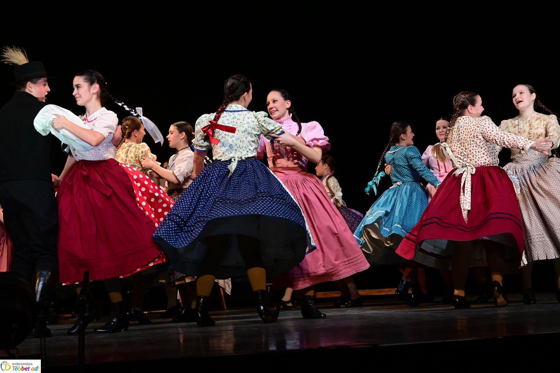 Velünk kerek az év - a Szabolcs Néptáncegyüttes karácsonyi gálaműsora