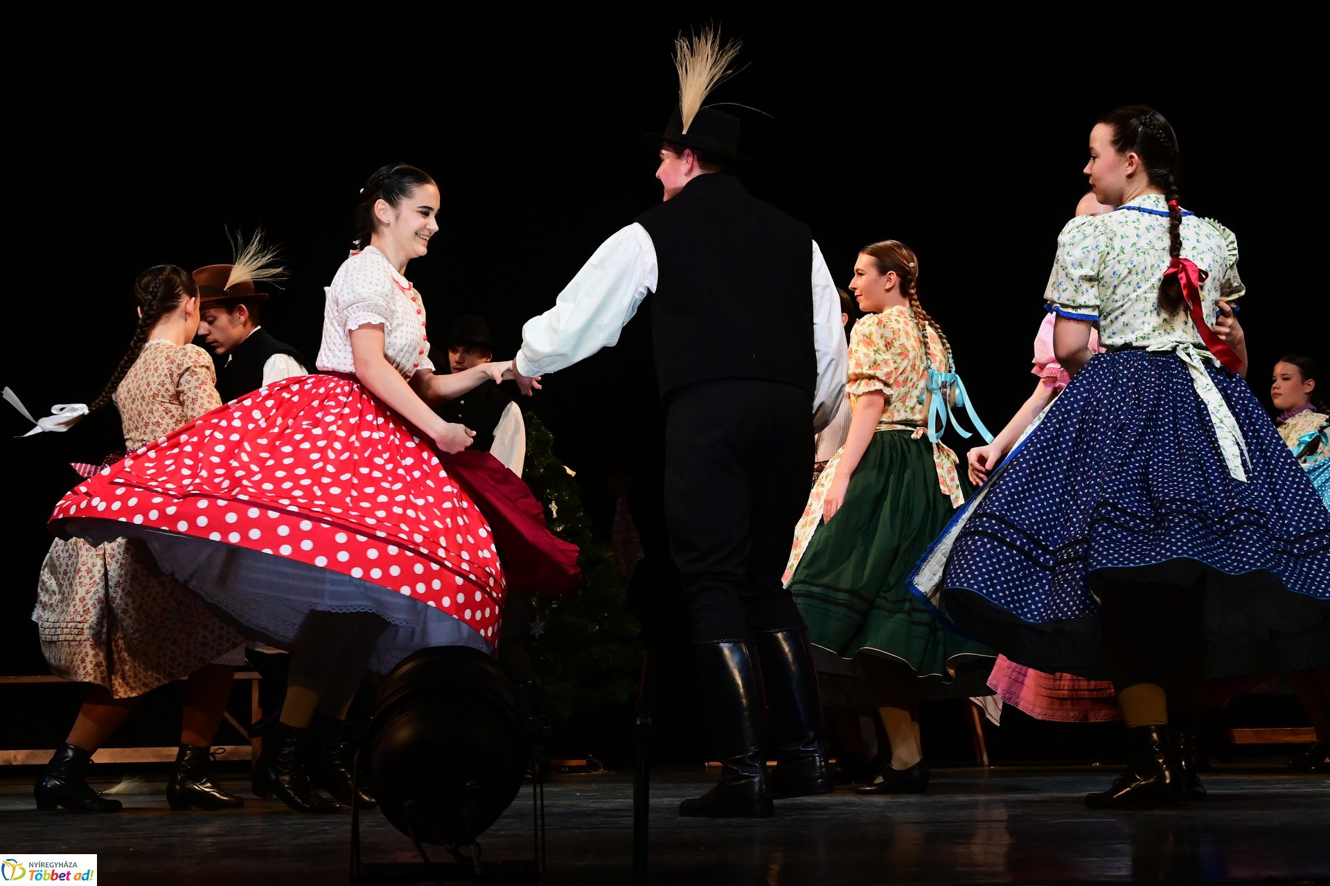 Velünk kerek az év - a Szabolcs Néptáncegyüttes karácsonyi gálaműsora