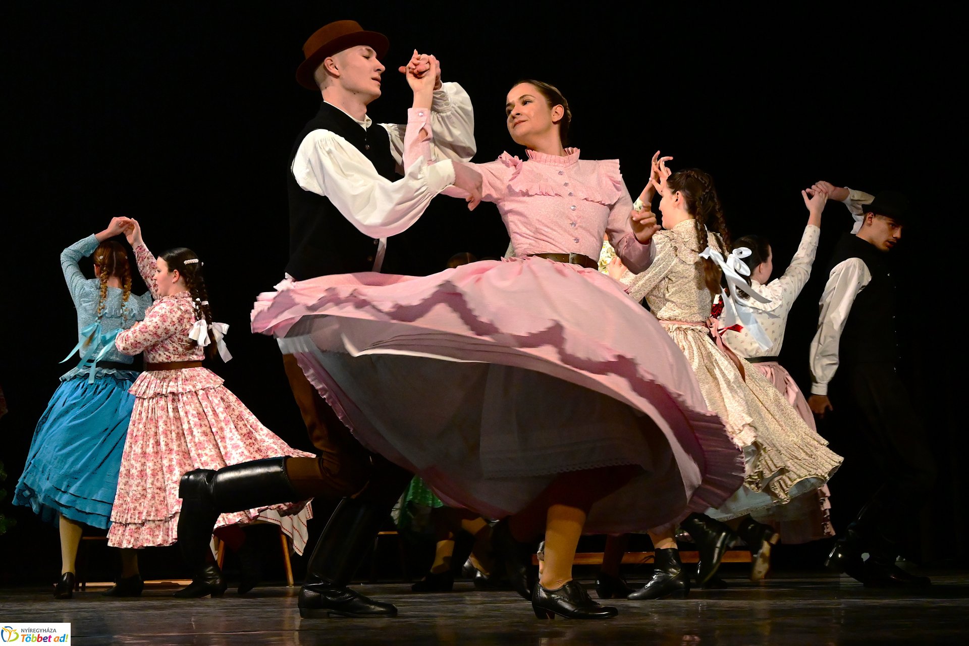 Velünk kerek az év - a Szabolcs Néptáncegyüttes karácsonyi gálaműsora