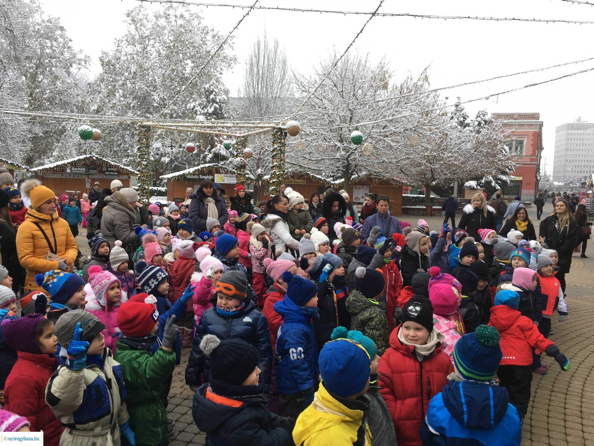 Vidám Manók a forgatagban