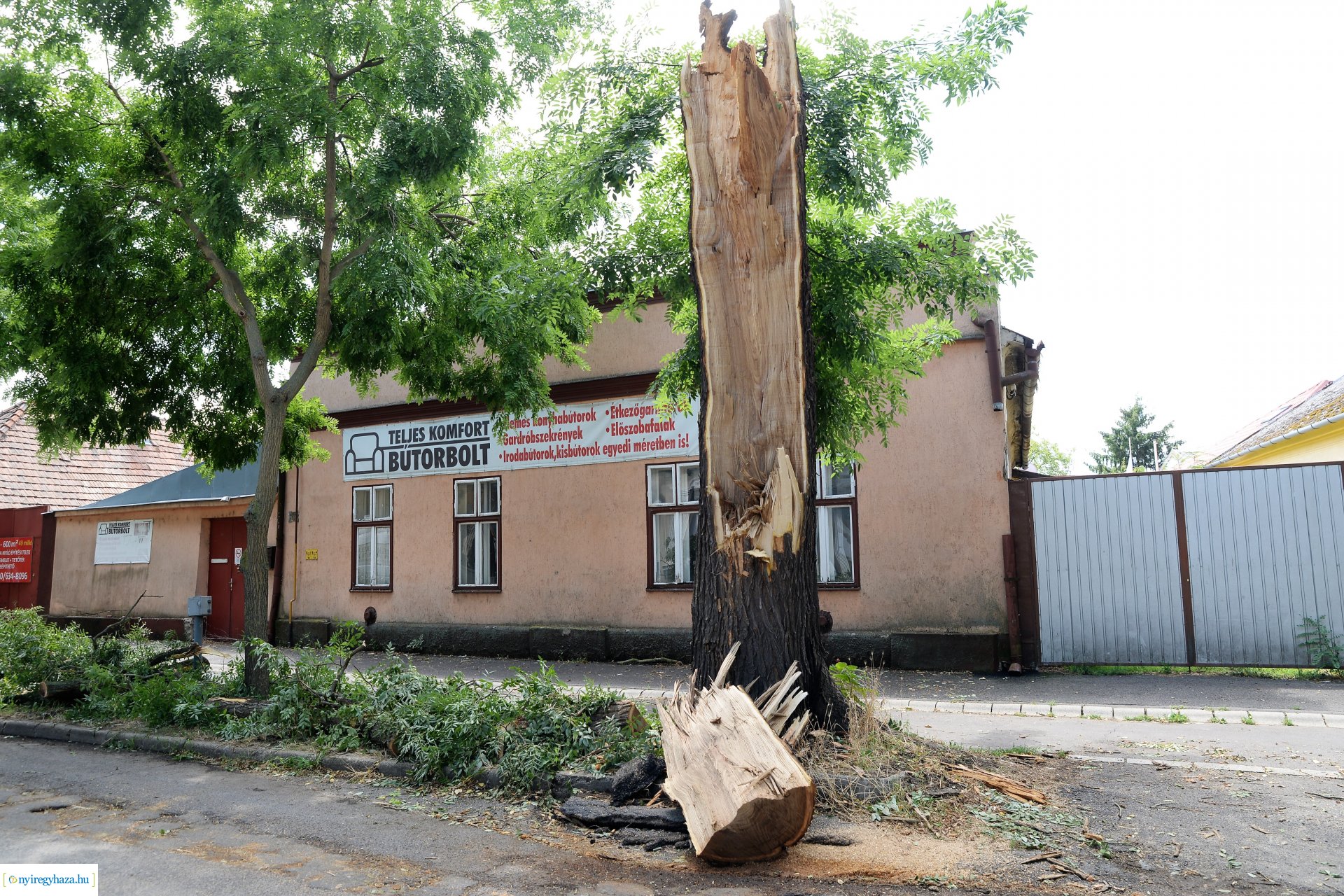   Viharkár eltakarítás a  Szent István utcán