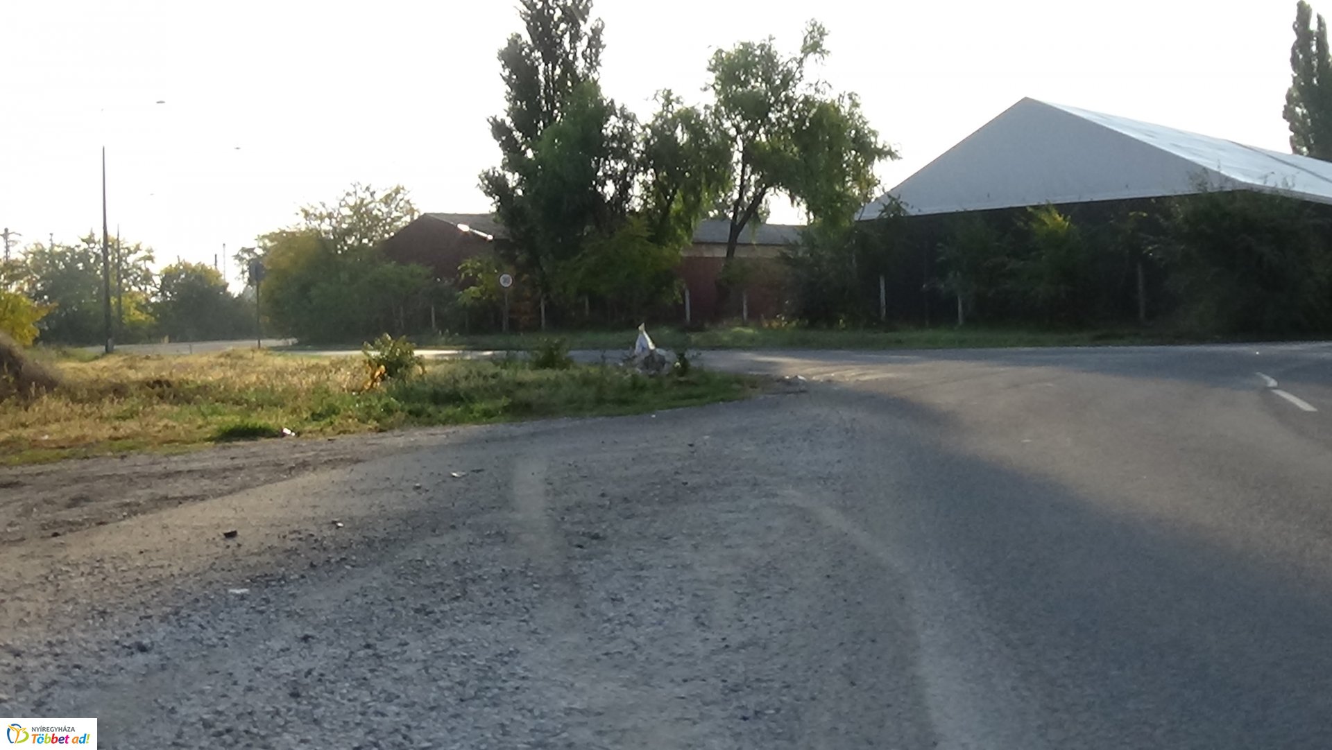 Villanyoszlopnak csapódott egy autó kedd este a Huszár telepen