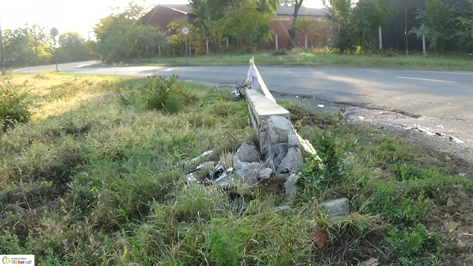 Villanyoszlopnak csapódott egy autó kedd este a Huszár telepen