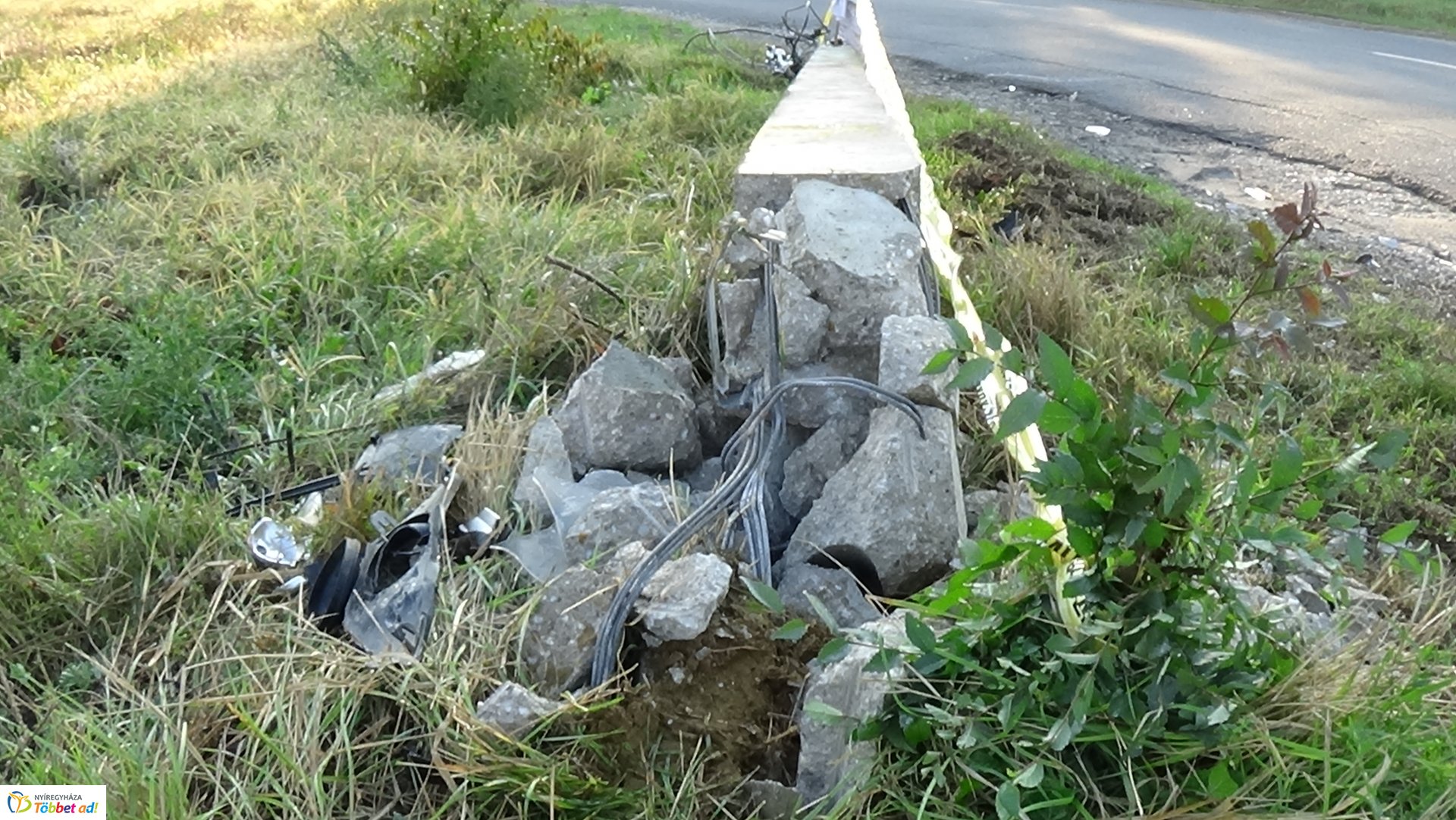 Villanyoszlopnak csapódott egy autó kedd este a Huszár telepen