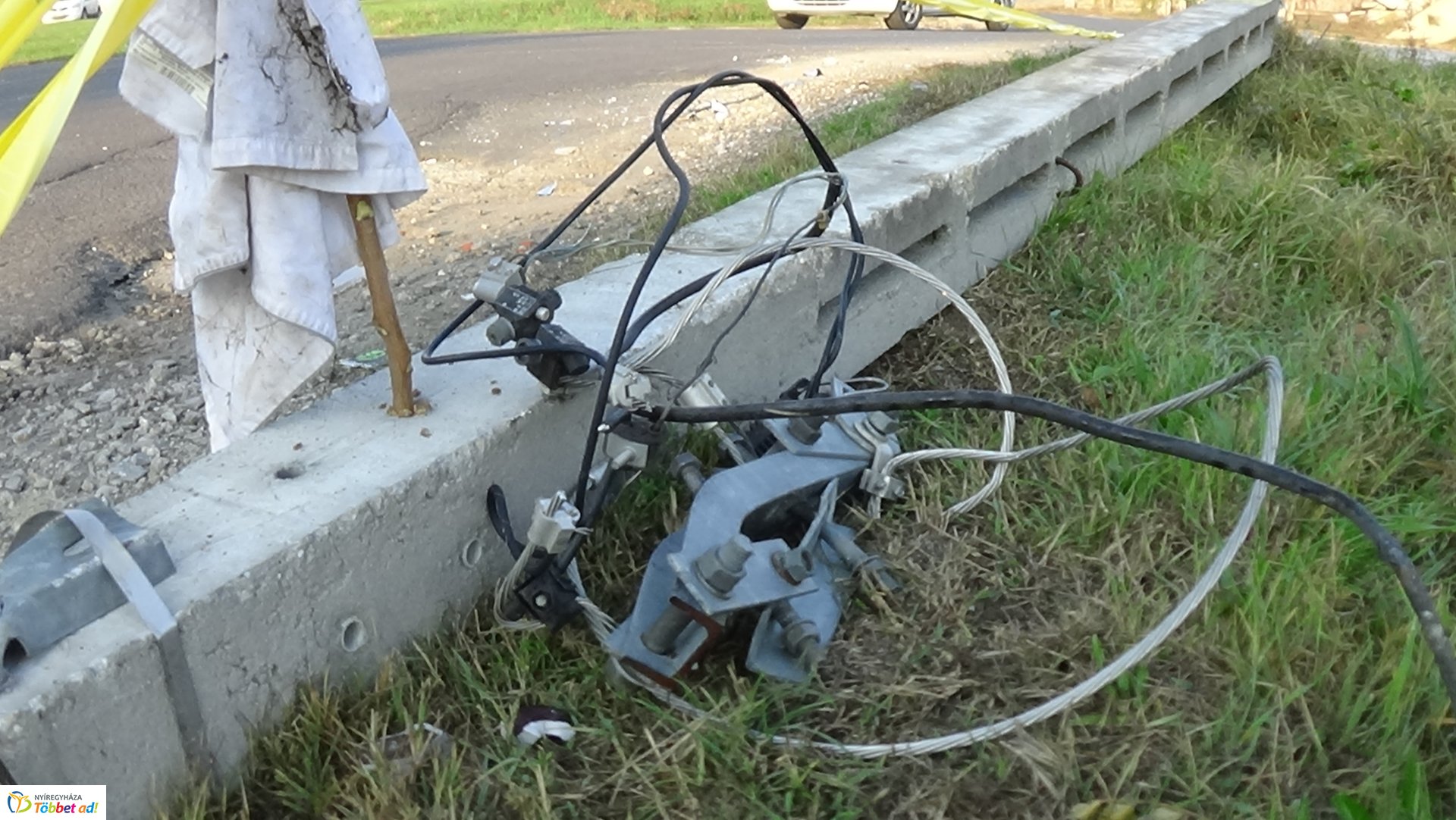 Villanyoszlopnak csapódott egy autó kedd este a Huszár telepen