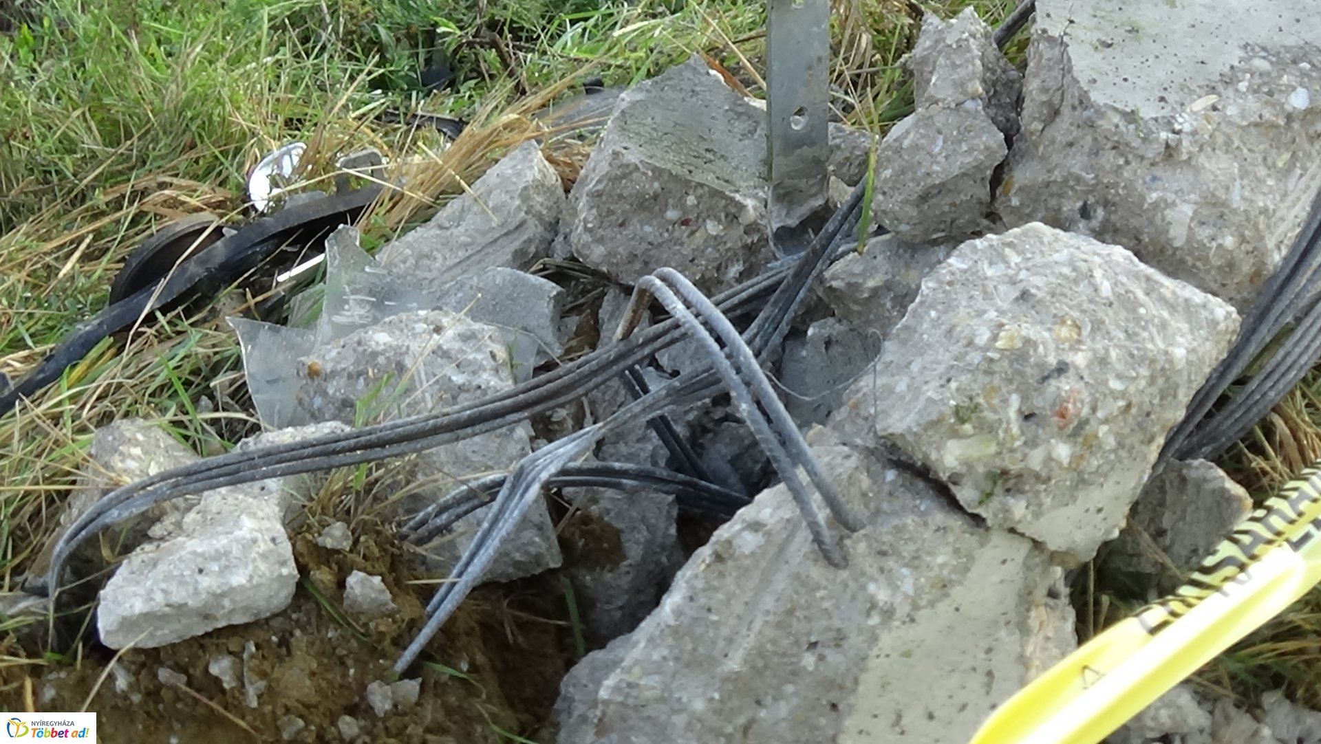 Villanyoszlopnak csapódott egy autó kedd este a Huszár telepen