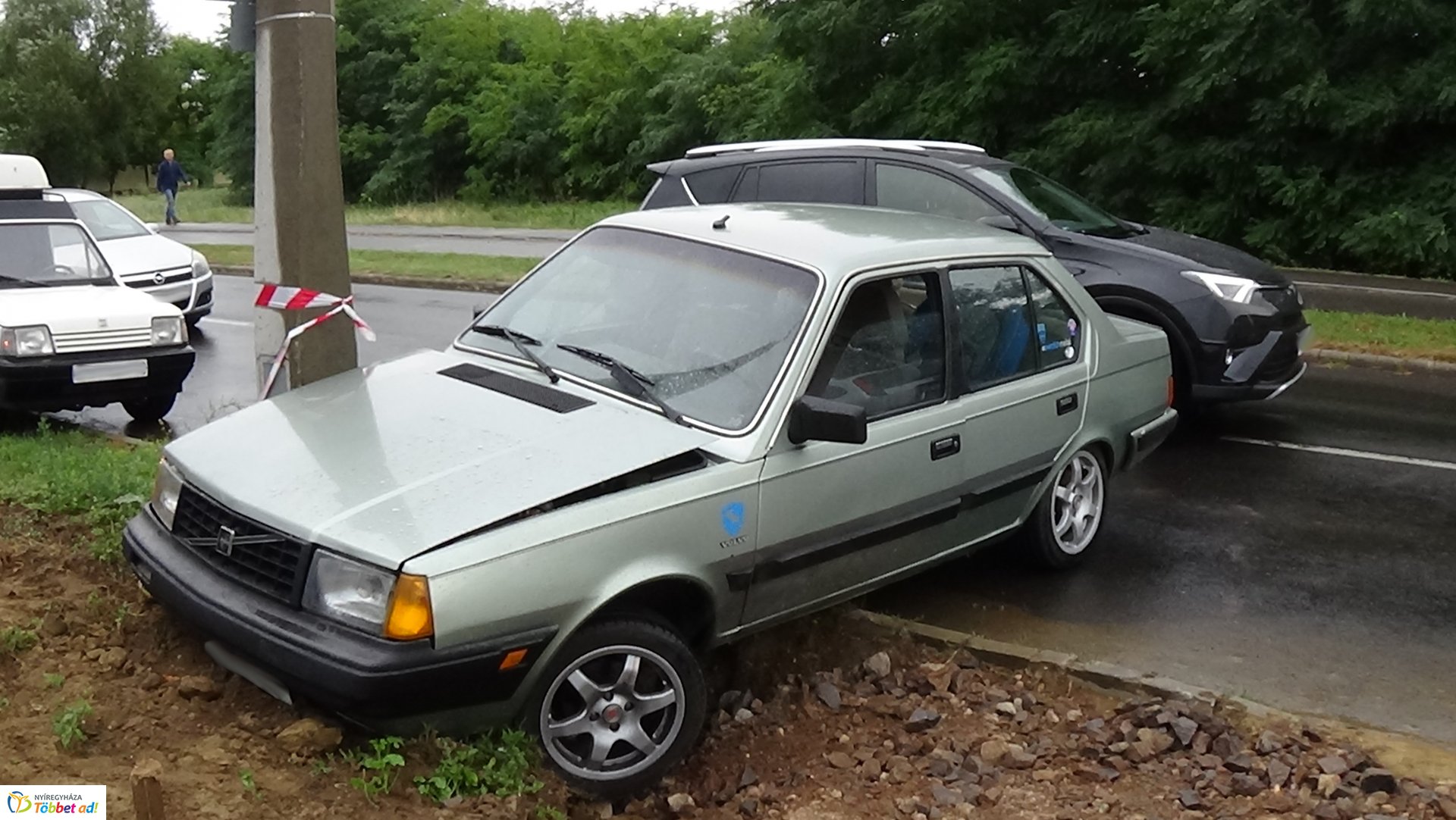 Villanyoszlopnak ütközött egy autó kedd este a Törzs utcán