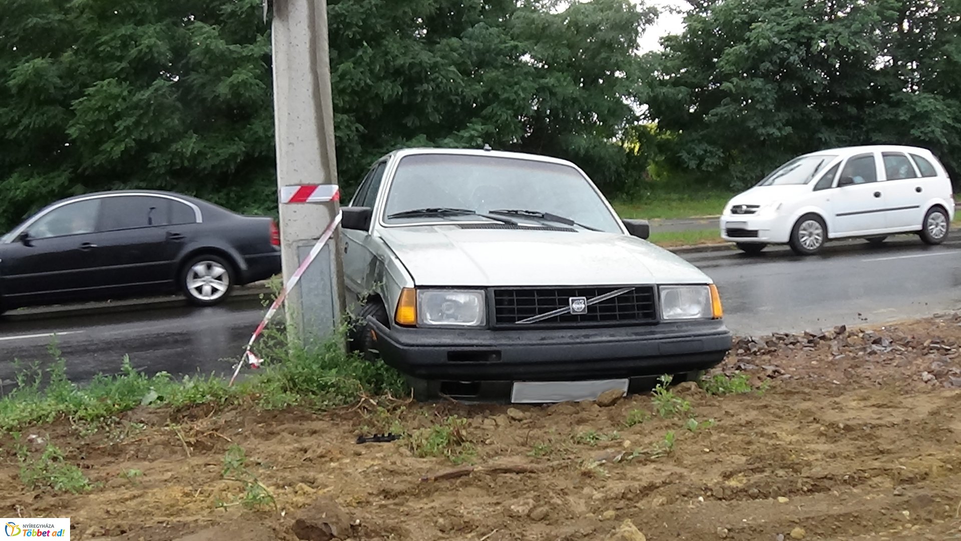 Villanyoszlopnak ütközött egy autó kedd este a Törzs utcán