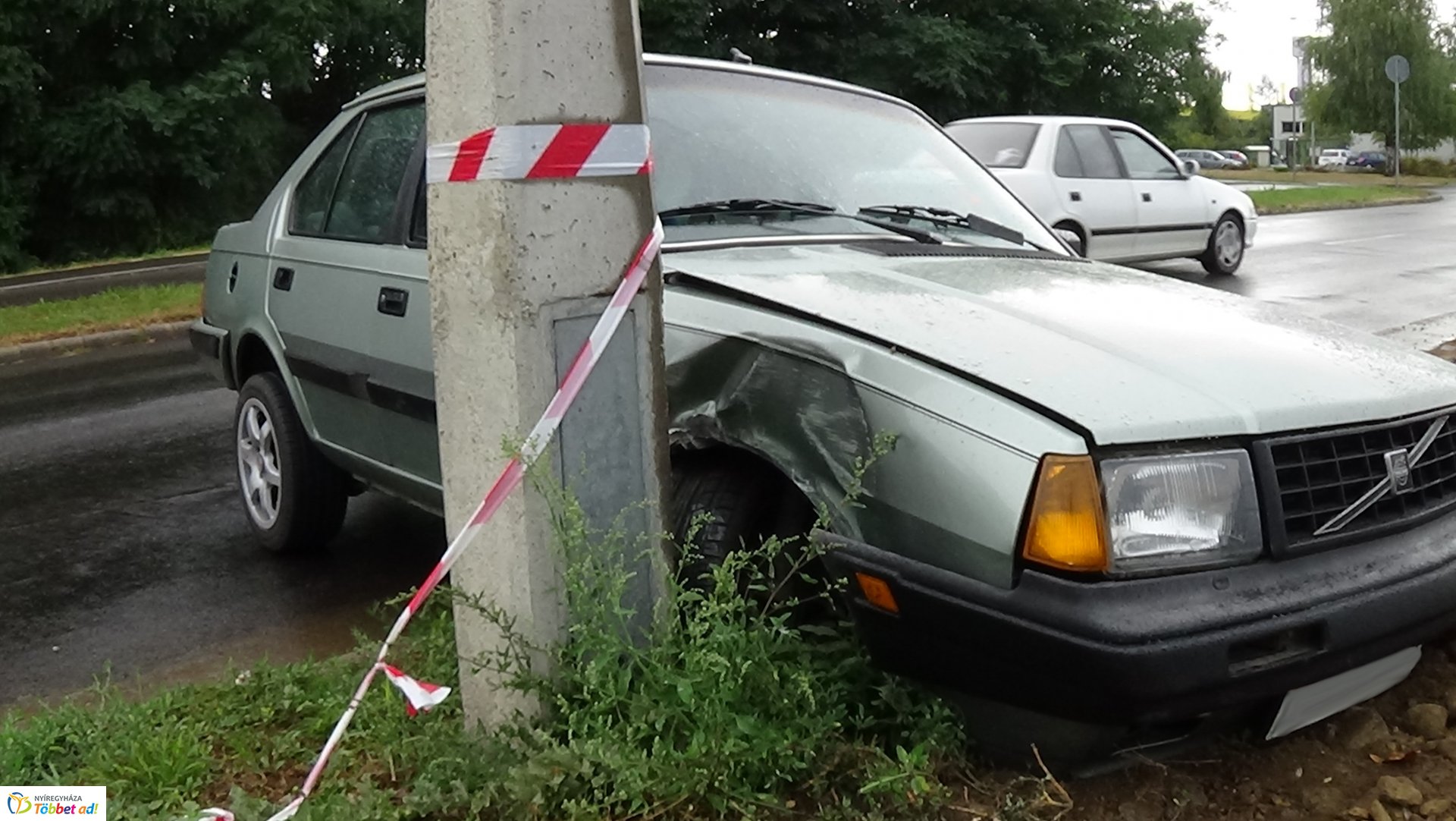 Villanyoszlopnak ütközött egy autó kedd este a Törzs utcán