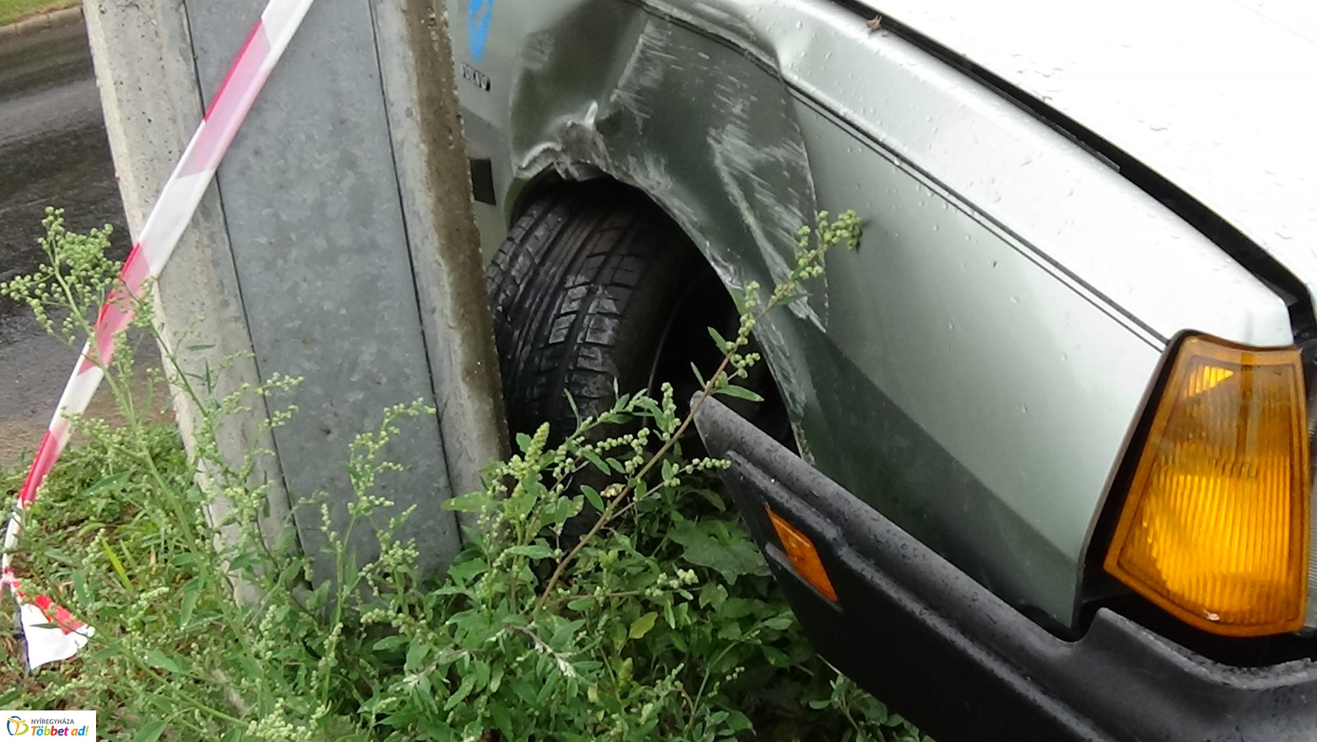 Villanyoszlopnak ütközött egy autó kedd este a Törzs utcán