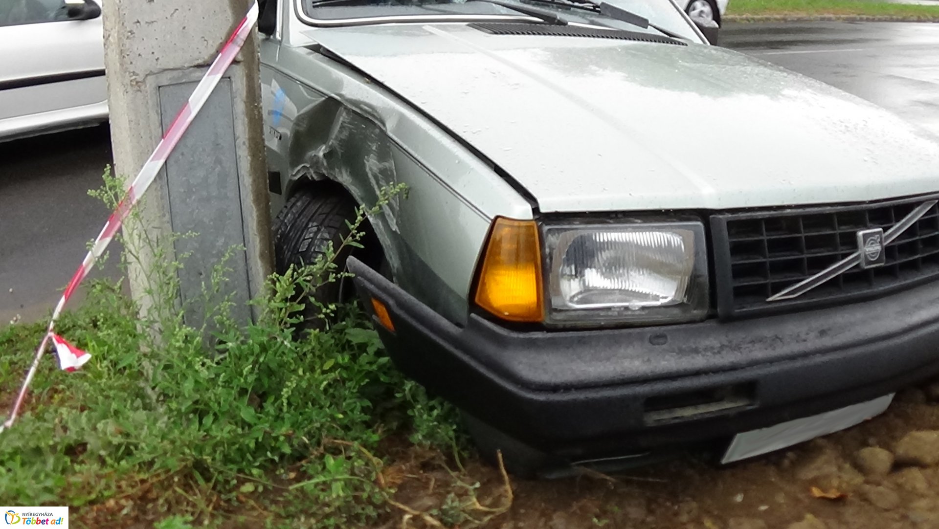 Villanyoszlopnak ütközött egy autó kedd este a Törzs utcán