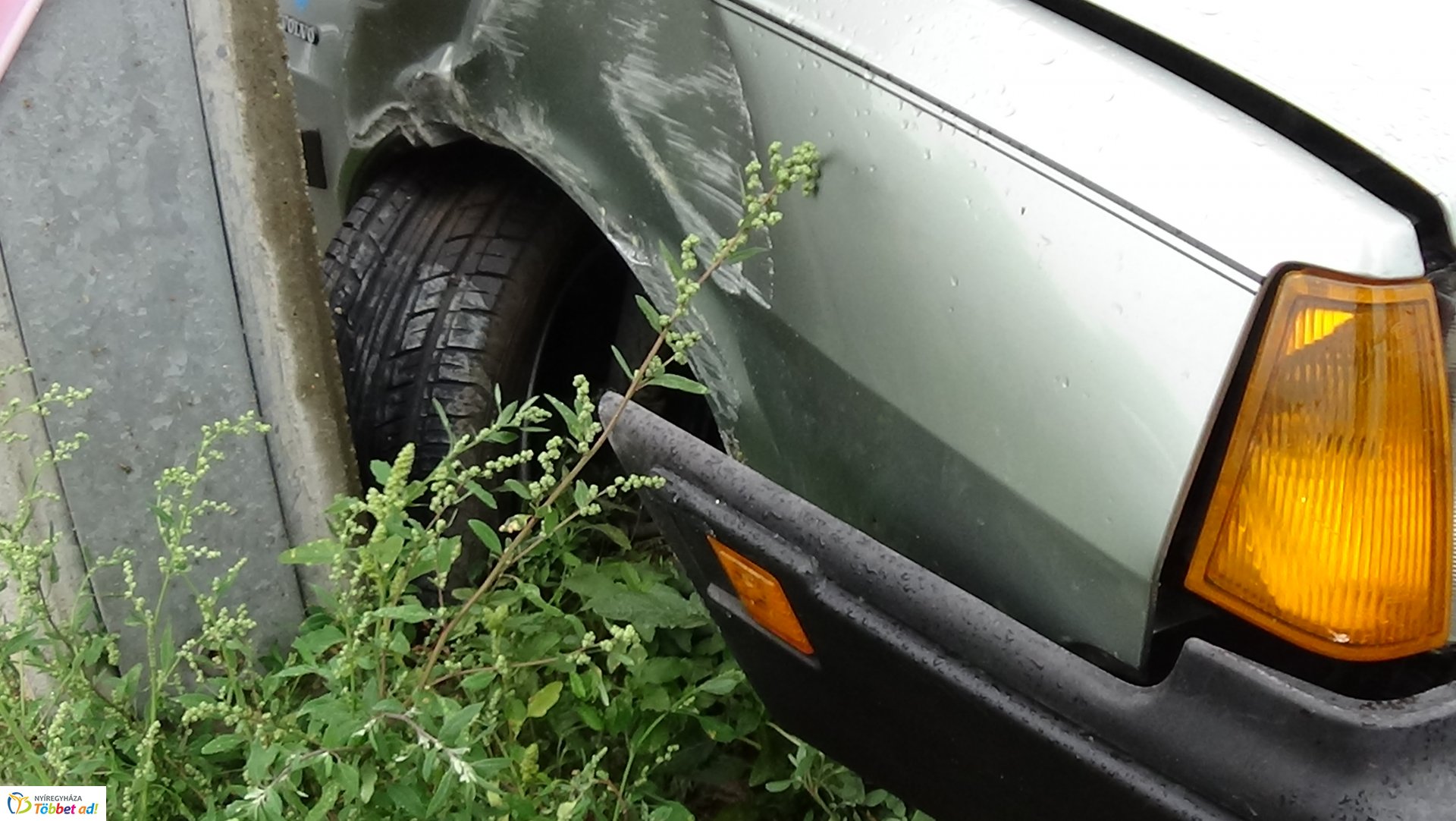 Villanyoszlopnak ütközött egy autó kedd este a Törzs utcán