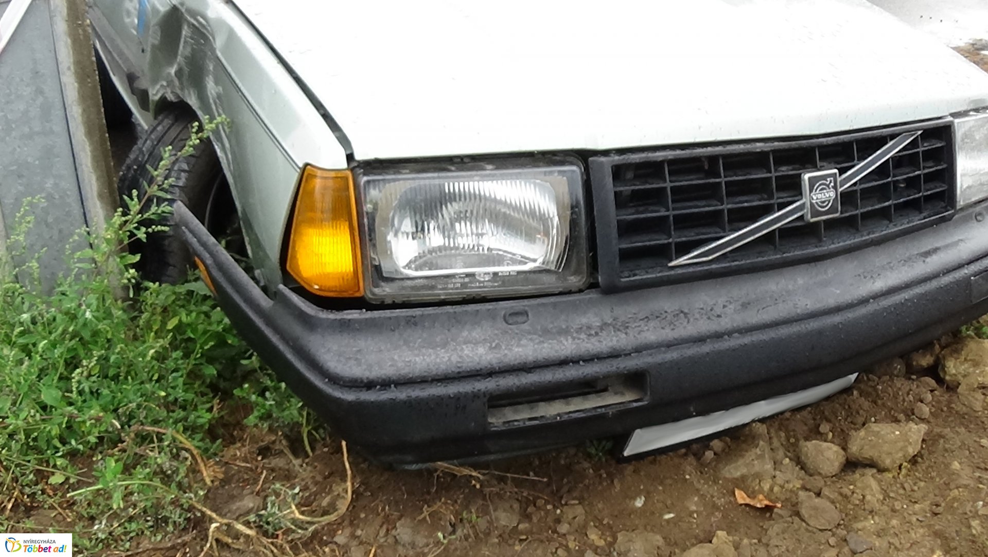 Villanyoszlopnak ütközött egy autó kedd este a Törzs utcán