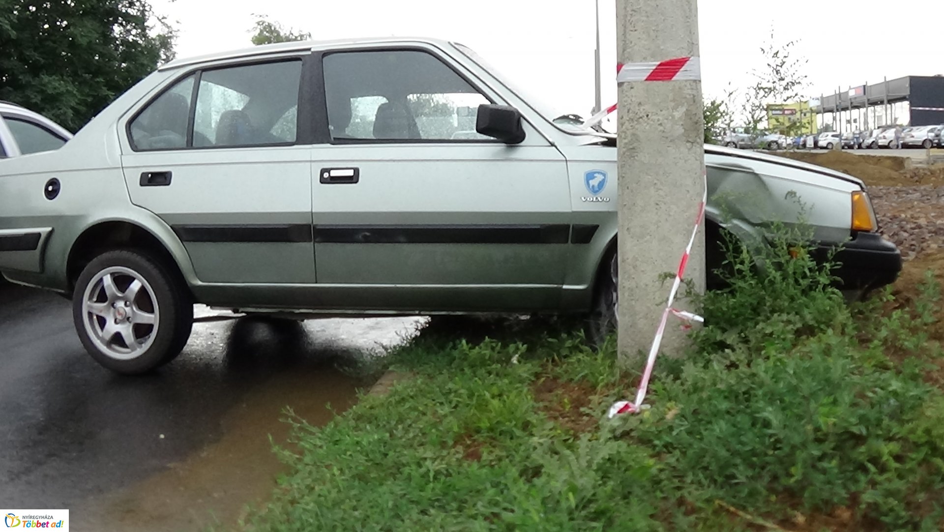 Villanyoszlopnak ütközött egy autó kedd este a Törzs utcán