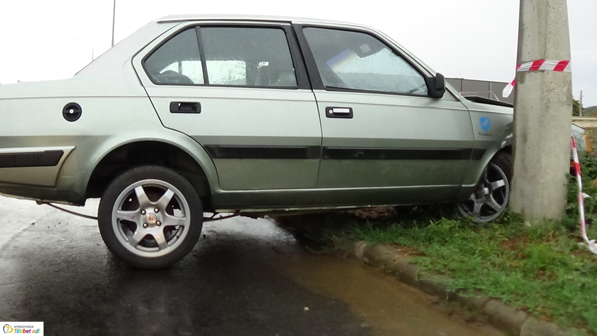 Villanyoszlopnak ütközött egy autó kedd este a Törzs utcán